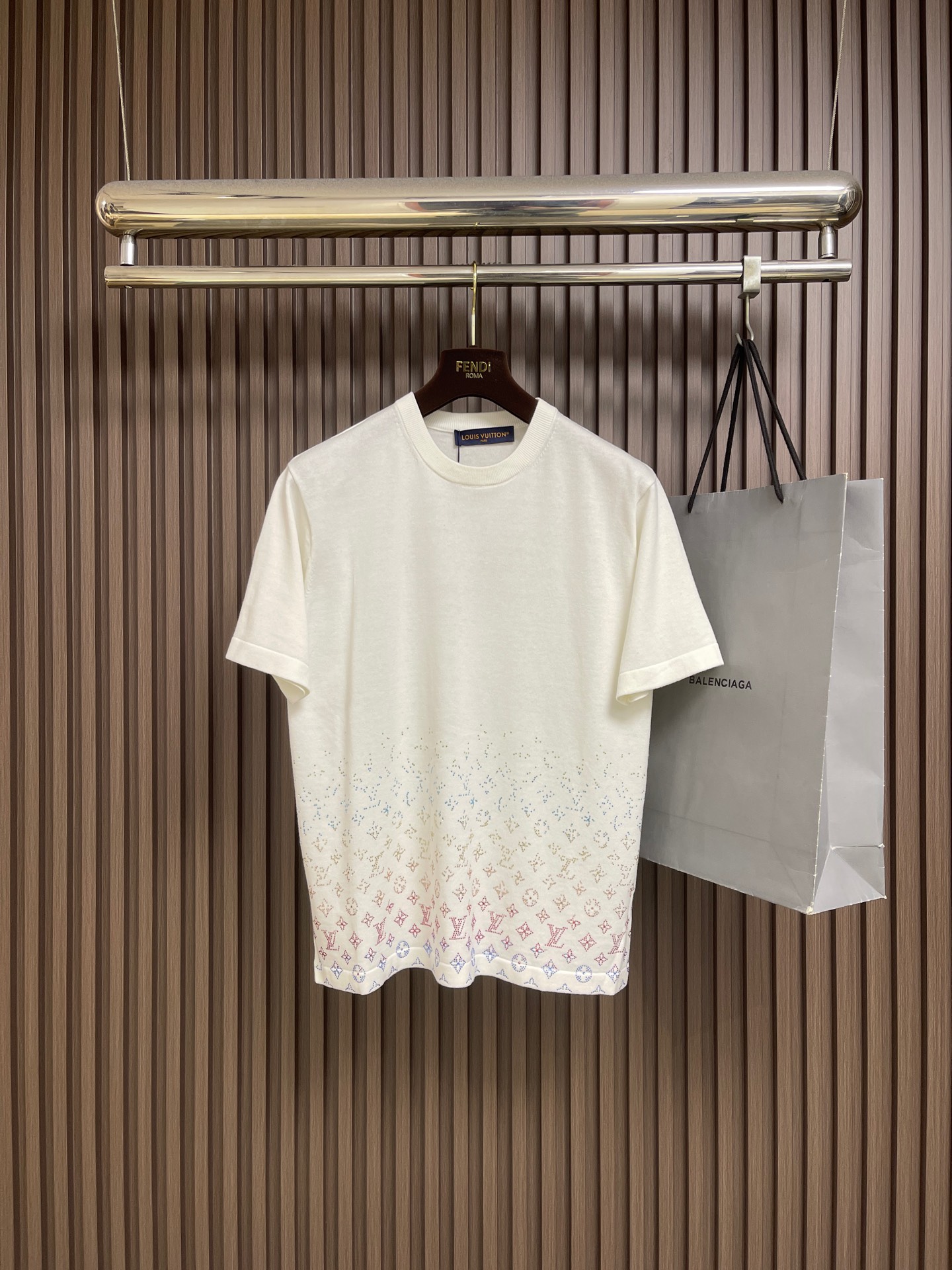 NO:847389,LV  The light-changing LOGO logo jacquard casual round-neck short-sleeved T-shirt unlocks a new fashion attitude and is an excellent choice for casual wear. Its unique light-changing letter hot-drying design makes the letters seem to smudge naturally in the gradient color. It is smart and unique, breaking the monotony and adding an artistic atmosphere to the whole. The round neck design is simple and elegant, and fits the neck line.  Comfortable and comfortable. The fabric is soft and skin-friendly, has good elasticity, and allows you to move freely without restraint. Whether it is worn with jeans to create a casual street style or with casual pants to create a lazy literary style, it can be easily controlled. Wear it and stroll on the streets to show your fashion attitude and personality charm, making you stand out from the crowd. Sizes S-XL  Size S, bust 108, shoulder width 44, length 69, size M, bust 112, width 46, length 71, size L, size bust 116, width 48, length 73,19860909LV 浅变LOGO标识烫钻提花休闲圆领短袖T恤,解锁时尚新姿态,是休闲穿搭的绝佳之选.其独特的浅变字母烫钻设计,字母仿佛在渐变色彩中自然晕染,灵动又别致,打破单调,为整体增添艺术氛围.圆领设计简约大方,贴合颈部线条,舒适又自在.面料柔软亲肤,具有良好的弹性,活动自如无束缚.无论是搭配牛仔裤,打造随性街头风；还是配休闲裤,营造慵懒文艺范,都能轻松驾驭.穿上它,漫步街头,尽显时尚态度与个性魅力,让你在人群中脱颖而出.尺码S-XL S码 胸围108 肩宽44 衣长69 M码胸围112肩宽46 衣长71 L码 胸围116肩宽48 衣长73 XL码胸围120肩宽50 衣长75,,louis vuitton,jeans,T-shirt,tees，t-shirt,,Men's clothing