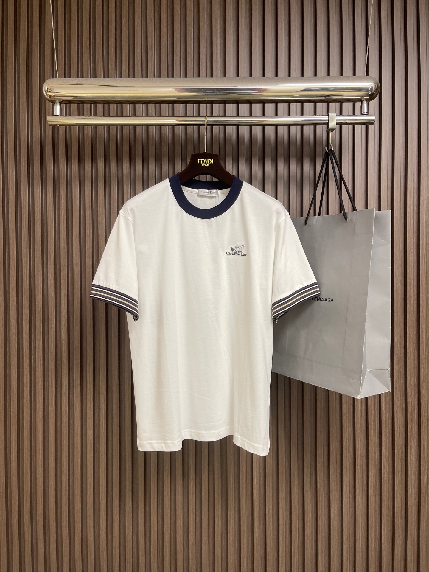 NO:847386,Dior  Contrasting color round neck lily of the valley embroidered short-sleeved T-shirt. The fabric is made of the same original 40-count double-strand combed cotton fabric. It is precision woven with 14 needles on an imported Santonll loom. It is matched with imported embroidery technology and wool fermentation washing treatment. It feels soft and delicate, skin-friendly and breathable. The lily of the valley embroidery on the chest uses heavy industry technology.  The lines are three-dimensional and full, the brand's characteristic logo is exquisitely embellished, and the details and craftsmanship are exquisite. The fitted version is neatly cut and has excellent shapeability. It can be matched with a variety of style items and is a must-have for trendy men. Custom-woven and dyed, there is no color difference from the original version. The craftsmanship is perfectly restored, three standards are complete, and customized accessories. Sizes XS-L  XS size shoulder width 48, chest size 104, length 70, size S, size shoulder width 50, chest size 110, length 72, size M, size shoulder width 52, size bust 116, length 74, size L, size shoulder width 54, chest size 120, length 76, dior, T-shirt, tees, t-shirt,19860909Dior 撞色圆领铃兰花刺绣短袖T恤,面料采用原版一致40支双股精梳棉面料,经进口Santonll织机14针精密编织,搭配进口刺绣工艺与毛料酵洗后处理,手感柔软细腻,亲肤透气.胸前铃兰花刺绣采用重工工艺,线条立体饱满,品牌特色Logo精致点缀,细节工艺精湛考究.合身版型剪裁利落,塑形性极佳,可搭配多种风格单品,潮男必备.定织定染,与原版无任何色差.匠心工艺完美还原,三标齐全,定制辅料.尺码XS-L XS码肩宽48 胸围104衣长70  S码肩宽50 胸围110衣长72  M码 肩宽52 胸围116衣长74 L码 肩宽54 胸围120衣长76,,dior,T-shirt,tees，t-shirt,,Men's clothing