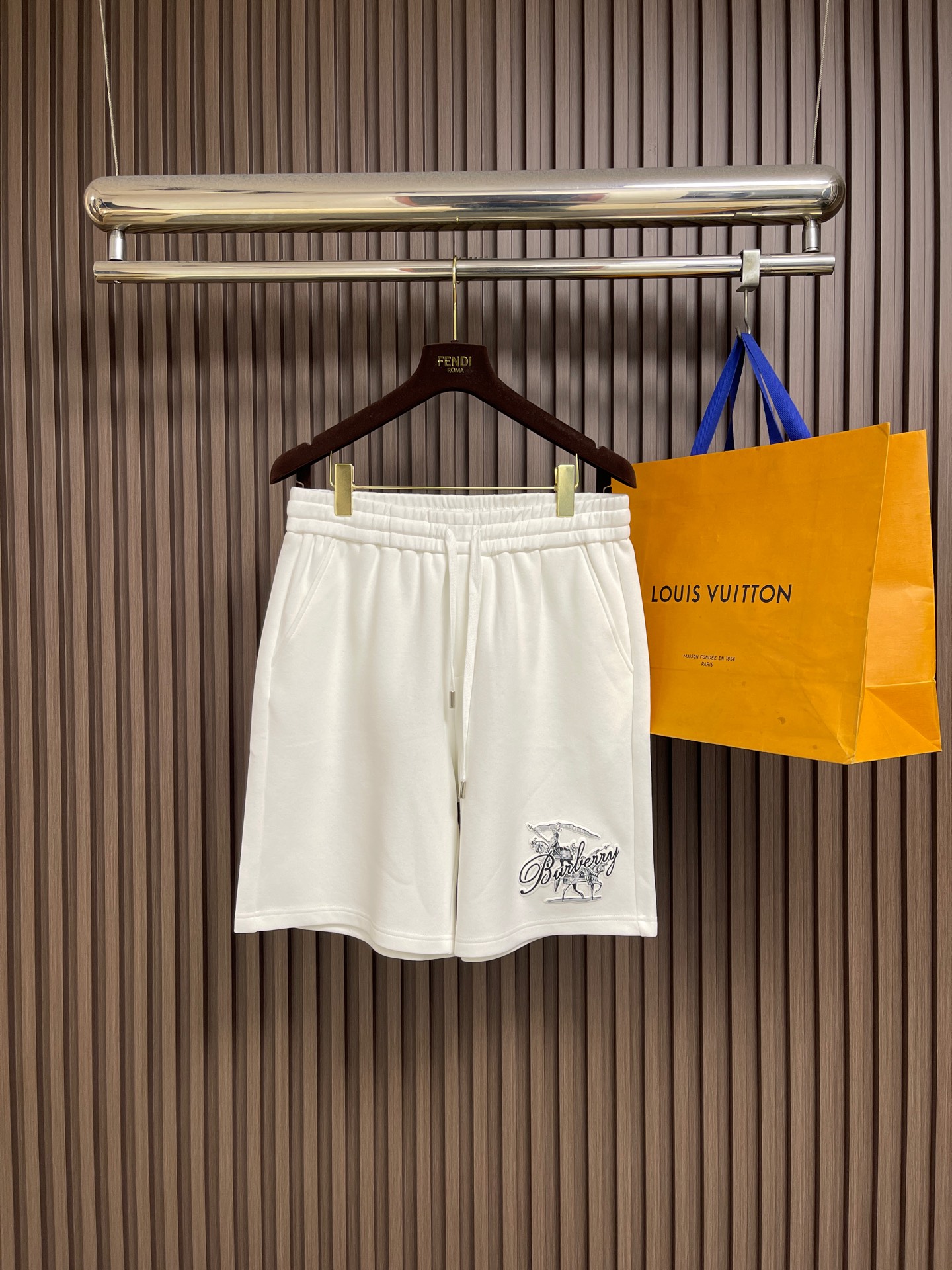 NO:847385,Burberry 2026ss spring and summer series new shorts, made of lightweight turned velvet cotton fabric, showing a casual fit. Embellished with brand logo printing, knight seal, from the archive pattern of the brand bag in the 1980s. Sizes M-3XL,, burberry, shorts,19860909Burberry 2026ss春夏系列新款短裤,选用轻盈翻面绒棉质面料制成,呈现休闲版型.点缀品牌徽标印花,骑士印章,源自 1980 年代品牌包款的典藏图案.尺码M-3XL,,burberry,shorts,,Men's clothing