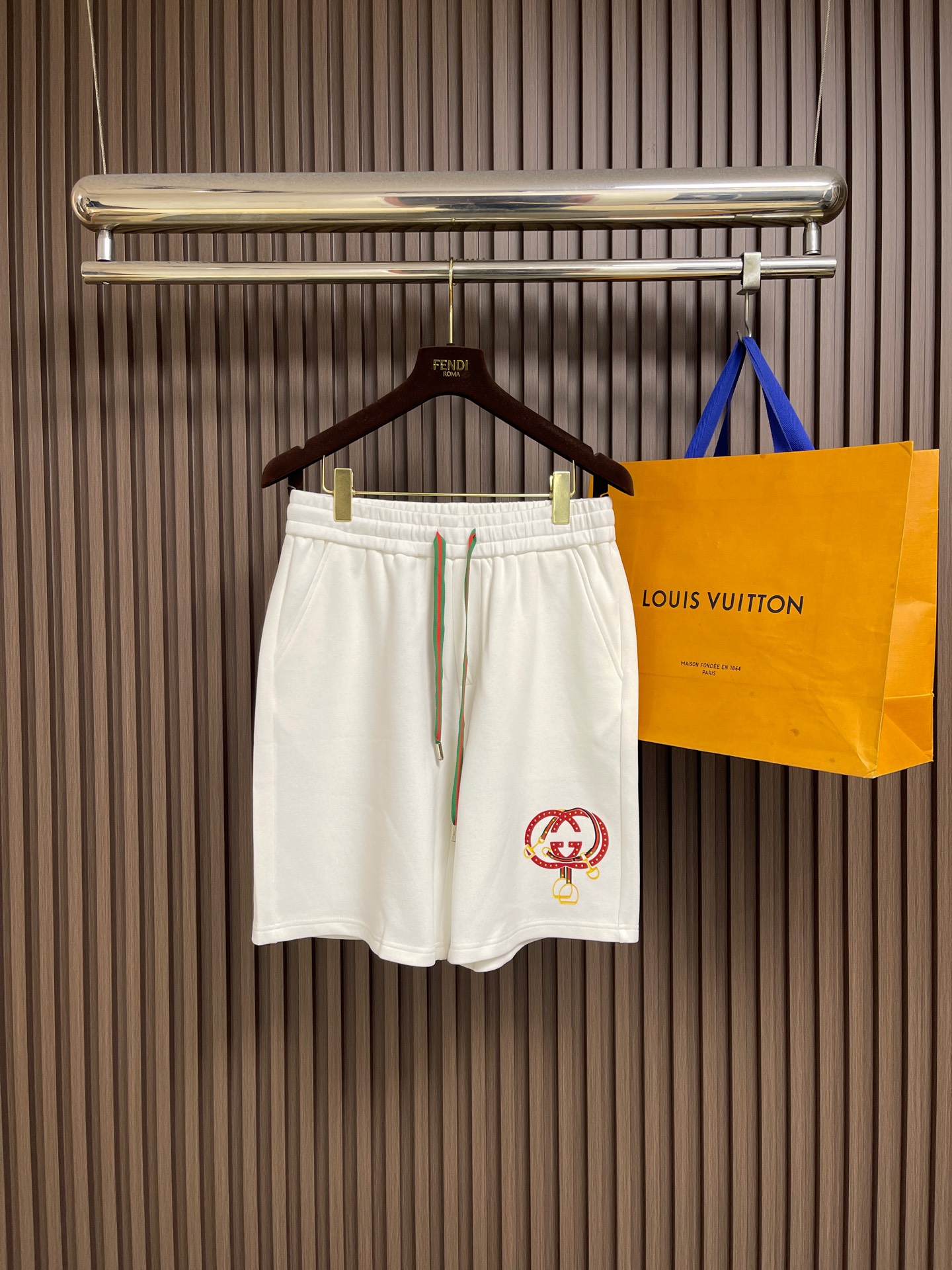 NO:847382,Gucci letter logo cotton sports shorts are made of single-sided fish-scale fabric woven with cotton as the base. The front is a smooth knitted surface, and the skin-contacting surface is formed into three-dimensional terry through the floating knitting technology of the knitting machine, which increases the fluffiness and has a delicate touch. The terry structure absorbs large amounts of water and evaporates quickly, and is not easy to loosen and deform after repeated washing. Sizes M-3XL,,gucci,shorts,19860909Gucci 字母logo仔章棉质运动短裤,采用棉为基底编织而成的单面鱼鳞布面料,正面为平滑的针织面,触肤面通过针织机的浮线编织技术形成立体的毛圈,增加蓬松感, 同时触感细腻.毛圈结构吸水量大且蒸发快,多次洗涤不易松散变形.尺码M-3XL,,gucci,shorts,,Men's clothing