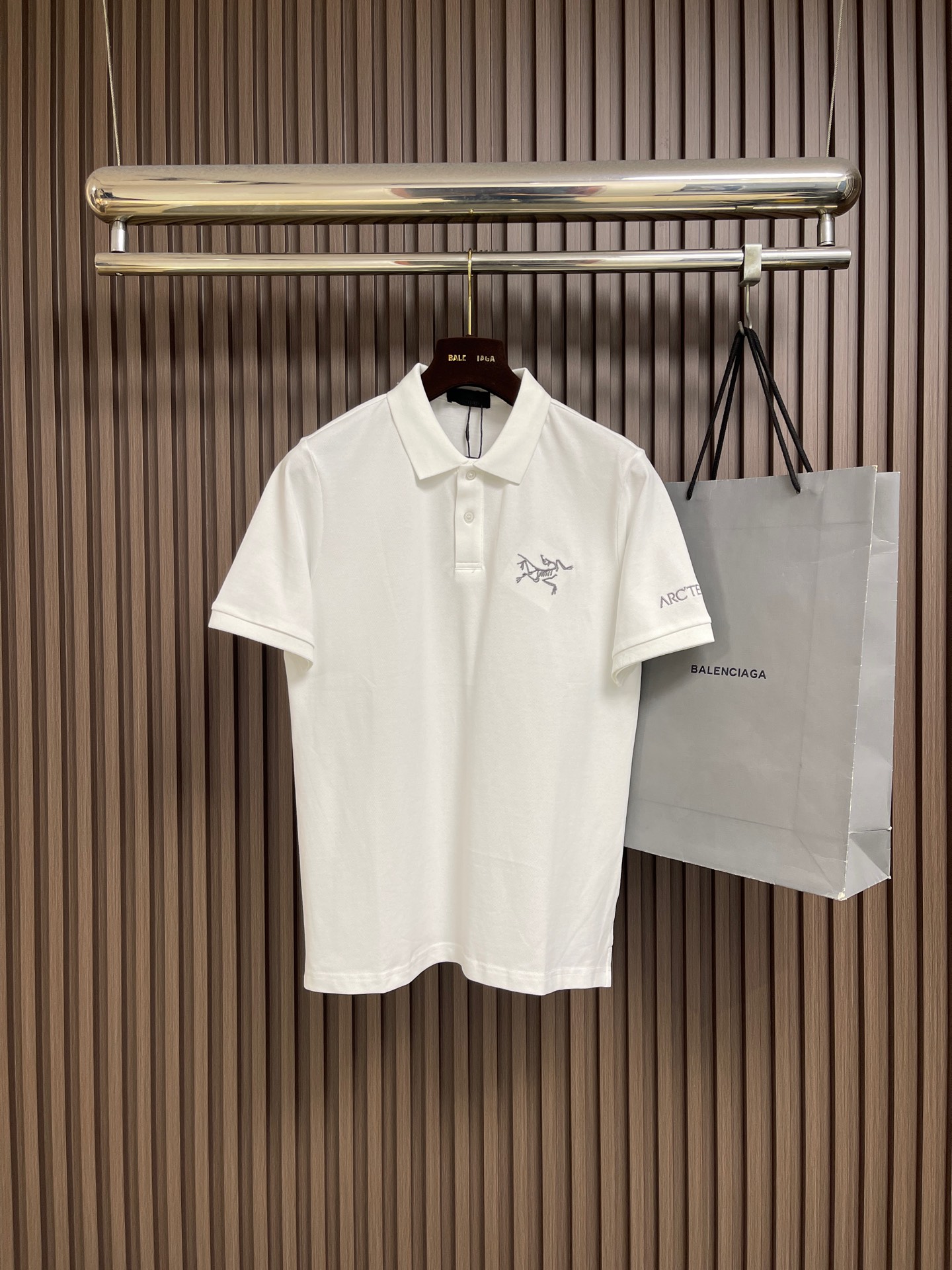 NO:848733,Arcteryx 2026SS new summer Polo, the feel and workmanship are perfect, breathable and comfortable, with a little stretch, the shape is crisp, casual and business-friendly, suitable for any occasion. Sizes M-3XL  2XL, bust 112, shoulder width 47.5, length 74, 3XL size, bust 116, shoulder width 49, length 76,arc'teryx,19860909Arcteryx 始祖鸟 2026SS夏季新款Polo,手感和做工堪称完美,透气舒适,带点微弹力,版型挺括,休闲商务两不误 ,适合出席任何场合 尺码M-3XL M码 胸围100 肩宽43衣长68 L码 胸围104 肩宽44.5衣长70 XL码胸围108 肩宽46衣长72 2XL码 胸围112 肩宽47.5衣长74 3XL码 胸围116 肩宽49 衣长76,arc'teryx,,Men's clothing