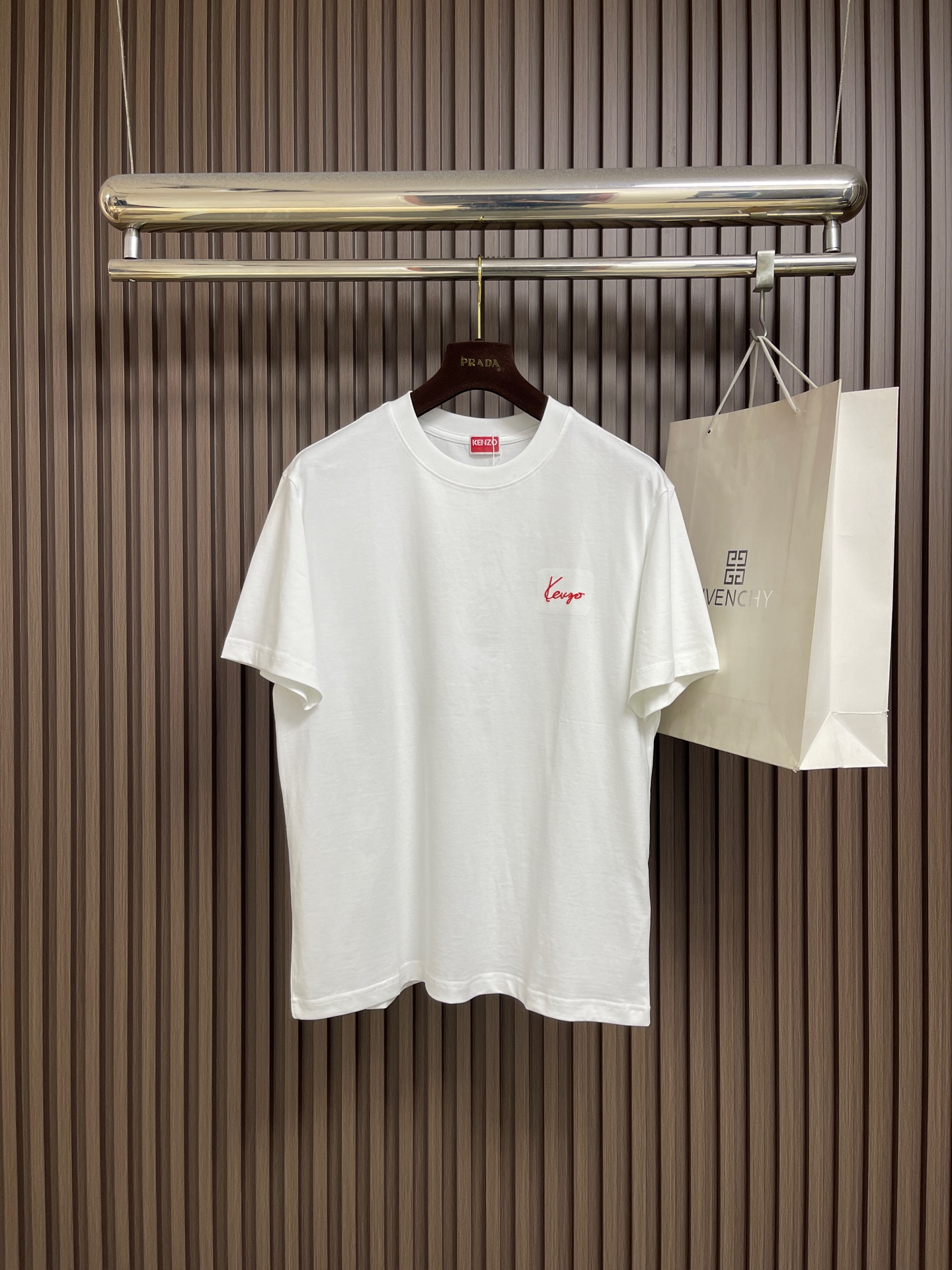 NO:848706,Kenzo 2026SS new spring and summer short-sleeved T-shirt with floral embroidery is made of cotton. The fabric is soft and textured, and the upper body is breathable and comfortable. It is more classy than ordinary cotton, and the quality is immediately obvious. It has a classic loose fit. It is snug and comfortable, and it is not easy to deform after long-term wear. The neckline is made of threaded knitting, which is clearly layered with the body!  The oversize version is comfortable, casual and fashionable, and the texture is very high. Sizes M-3XL M size bust 104 shoulder width 47.5 length 67 L size bust 108 shoulder width 49 length 69 XL size bust 112 shoulder width 50.5 length 71 XXL size bust 116 shoulder width 52 length 73  Clothing length 75,versace,T-shirt,tees,t-shirt,19860909Kenzo 2026SS春夏新款花卉刺绣短袖T恤,采用棉,面料亲肤柔软有质感,上身透气舒适～比一般普通棉更显档次,品质高低立现, 经典宽松版型 ~服帖舒适,久穿也不容易变形,领口采用螺纹针织,与衣身层次分明！oversize版型舒适随性时尚,版型质感极.尺码M-3XL M码胸围104肩宽47.5 衣长67 L码 胸围108肩宽49 衣长69 XL码 胸围112肩宽50.5 衣长71 XXL码胸围116肩宽52 衣长73 XXXL码 胸围120肩宽53.5 衣长75,,versace,T-shirt,tees，t-shirt,,Men's clothing