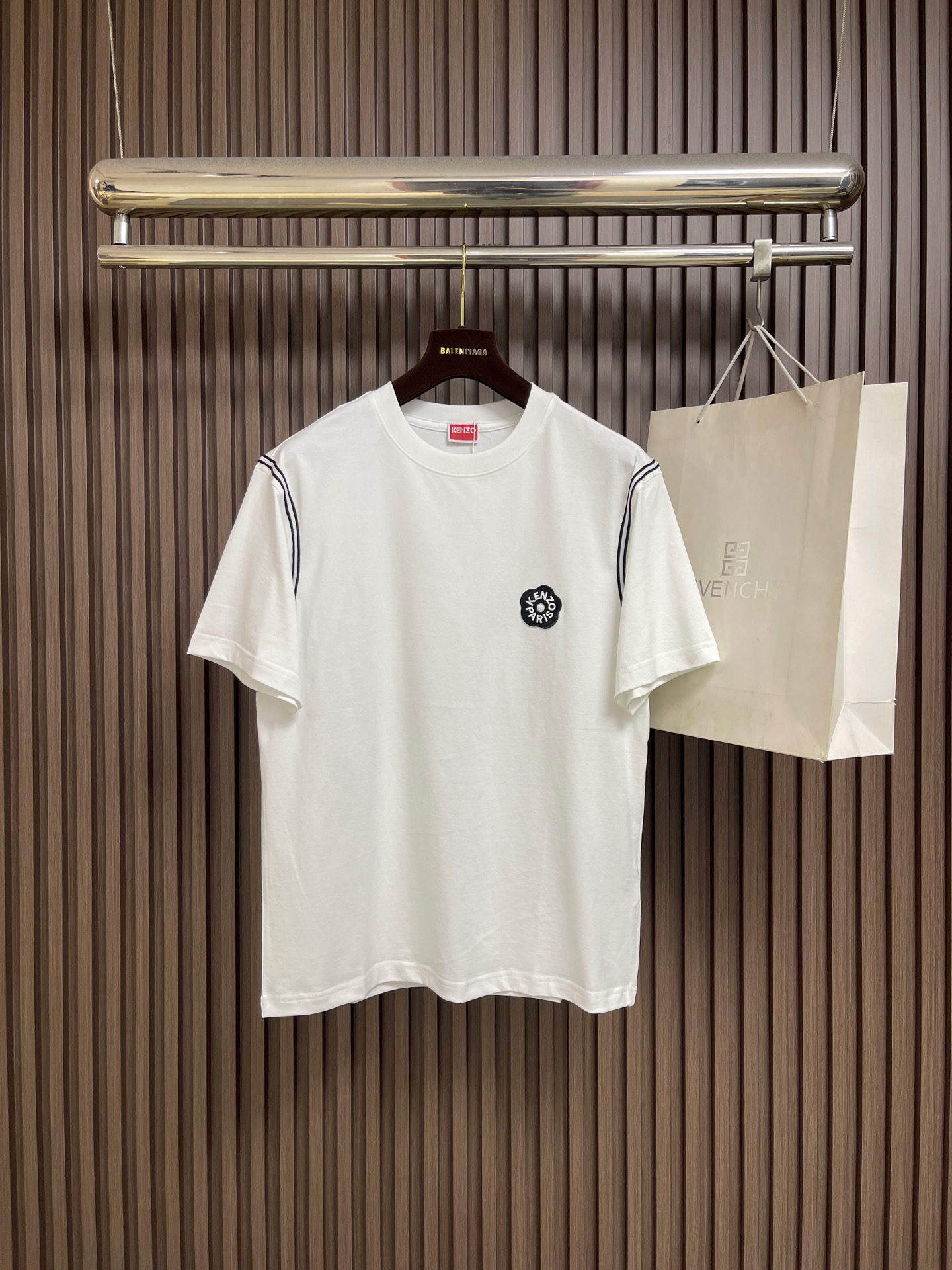 NO:848712,Kenzo's new men's casual short-sleeved T-shirt, imported pure cotton fabric, floral emblem logo design, super soft and delicate to the touch, comfortable to wear, great upper body, a must-have item for men. Sizes M-3XL  XXL code, bust 116, shoulder width 52, clothing length 73, XXXL code, bust 120, shoulder width 53.5, clothing length 75,, T-shirt, tees, t-shirt,19860909kenzo 新款男士休闲短袖T恤,进口纯棉面料,花卉仔章 logo图案设计 手感超柔软细腻 穿着亲肤舒适 上身非常赞 男士必备单品.尺码M-3XL M码胸围104肩宽47.5 衣长67 L码 胸围108肩宽49 衣长69 XL码 胸围112 肩宽50.5 衣长71 XXL码胸围116肩宽52 衣长73 XXXL码 胸围120肩宽53.5 衣长75,,T-shirt,tees，t-shirt,,Men's clothing