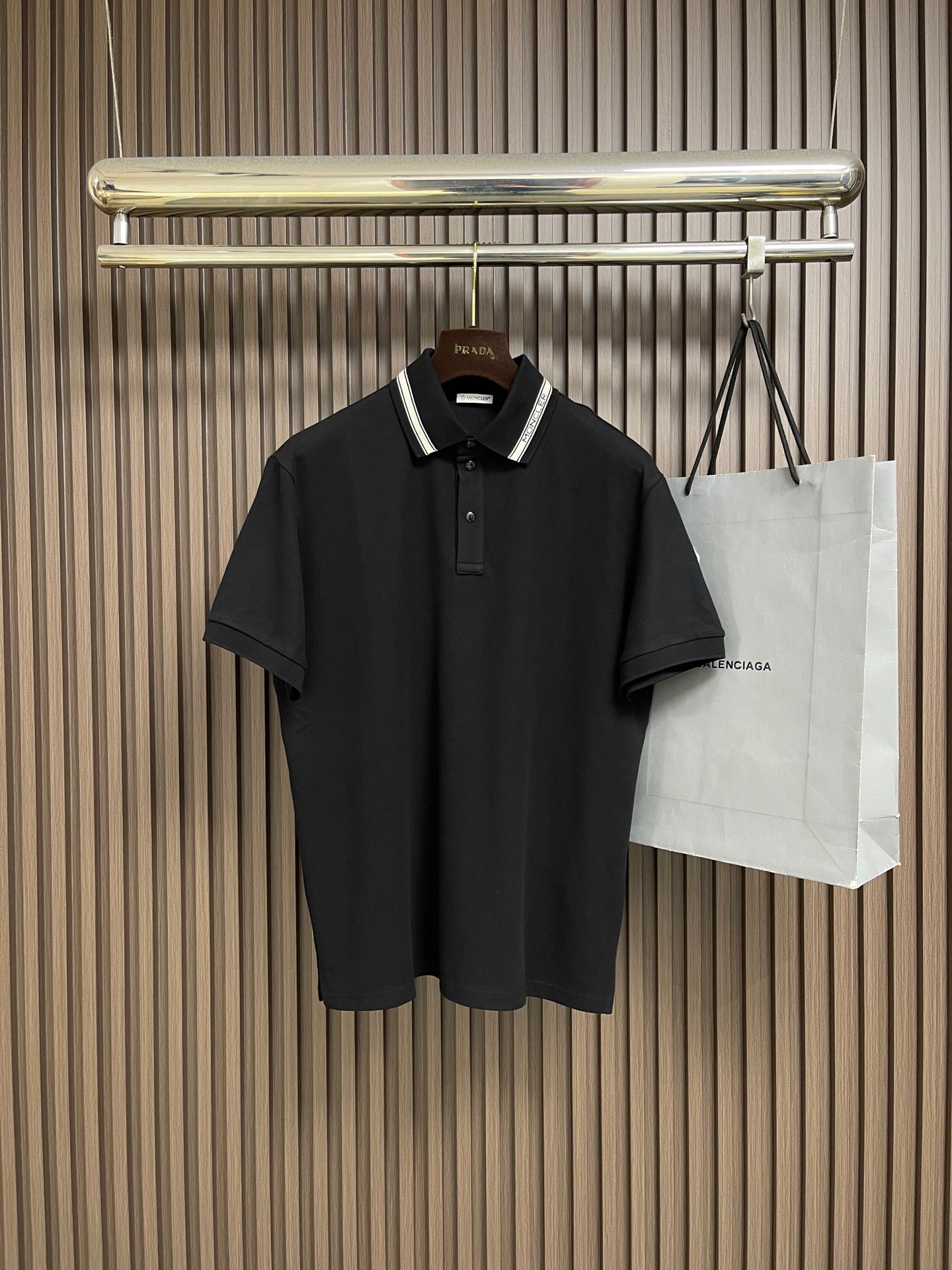 NO:848711,Burberry striped letter logo POLO shirt is made of pique mesh fabric blended with cotton as the base and a small amount of polyester fiber. The weight is accurately controlled at 230g㎡, taking into account thickness and breathability. The polyester, stripes and letters are woven together through the computer jacquard program of the flat knitting machine before weaving. The yarn automatically changes color with the change of the letter pattern. The letters and collar are seamlessly connected without any traces of post-production splicing. The overall wiring is straight and delicate, the fabric is comfortable and soft, and the colors are consistent and without color difference.  It can be matched with the same style to create a fashionable look, and can be used in various occasions. Customized accessories, complete with three standards, same style for men and women!  Size S-XL 46-52 Size 46 Shoulder width 47 Bust 106 Length 67 Size 48 Shoulder width 48 Bust 110 Length 68.5 Size 50 Shoulder width 49 Bust 114 Length 70 Size 52 Shoulder width 50 Bust 118 Length 71.5,,burberry,19860909Burberry 条纹字母标识POLO衫,选用棉为基底喂入少量聚酯纤维混纺而成的珠地网眼面料,克重精准控制在230g㎡,兼顾厚度与透气性,聚酯,条纹与字母在编织之前通过横机电脑提花程序一体织出,纱线随字母图案的变化自动换色,字母与领面无缝衔接,无后期拼接痕迹.整体走线平直细腻,面料舒适柔软,颜色一致无色差 能与同款搭配营造时尚造型,驾驭各种场合,定制辅料,三标齐全,男女同款！尺码S-XL 46-52 46码 肩宽47胸围106衣长67 48码 肩宽48胸围110衣长68.5 50码 肩宽49胸围114衣长70 52码 肩宽50胸围118衣长71.5,,burberry,,Men's clothing