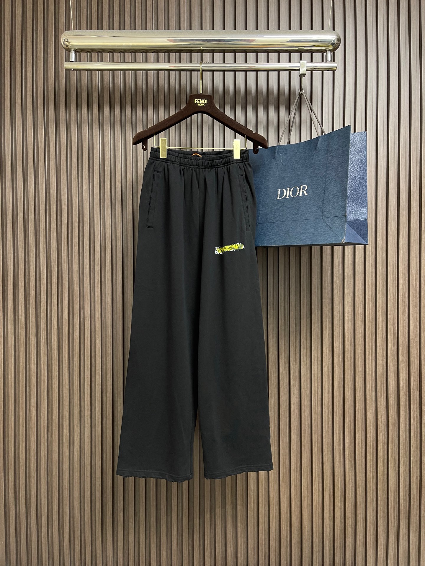 NO:875283,Balenciaga tape graffiti trousers, custom-made double-ply heavy-washed cotton, crisp and smooth, comfortable and soft. Made with matte carbon black as the base, calm and undyed, with an urban edge. The left leg is embellished with Messy Spray art works, capturing the impromptu rebellion of street graffiti. Deconstructing exquisite stereotypes with mottled spray painting and tape texture. The hazy logo turns into a silent luxury language, telling the eclectic avant-garde attitude. Use glue graffiti printing  The printing has been modified three times with the film screen. Use glue liquid paint to print the pattern on the fabric. Bake the fabric to fix the printed pattern. Use an air pump machine to press. Use pneumatic pressure with high temperature. Shaping tape masking and printing. Lock the old ink color firmly into the cotton fabric. It not only retains the frizzy graininess of the edge of the tape, but also makes the pattern more durable and crisp through uniform heat pressing. Use positioning artificial fraying. Local friction and wear on the fabric through manual operation. The surface of the fabric will form a natural damage effect. Time-consuming and labor-intensive. Daily output is low.  The fabrics have been fermented and washed to have a better feel and texture. They are not easy to deform, shrink or fade, and maintain long-term beauty. Sizes S-XL  Pants length 108,,balenciaga,prada,19860909Balenciaga 胶带涂鸦长裤 定制双股重洗棉 挺括垂顺 舒适软糯 以雾感炭黑为底 沉谧无染 敛尽都市锋芒 左腿缀以Messy Spray艺术作品 撷取街头涂鸦之即兴反叛 以斑驳喷绘与胶带肌理解构精致刻板 朦胧标识化作无声奢语 诉说不拘一格的先锋姿态 采用胶浆涂鸦印花 印花经过三次菲林网板修改 使用胶浆液体涂料在织物上打印图案 烘烤织物以固定印刷图案 采用气泵机压烫 以气动加压配合高温 定型胶带遮蔽和印花 将做旧墨色牢牢锁入棉织物 既保留胶带边缘的毛躁颗粒感 又通过均匀热压让图案更持久挺括 采用定位人工磨破 通过手工操作对面料进行局部摩擦与磨损 面料表面会形成自然的破损效果 耗时耗力 日产量低 面料都经过酵洗 手感质感更佳 不易变形 不易缩水 不易褪色 保持长久的美观.尺码S-XL S码 腰围64 臀围120裤长102 M码 腰围68 臀围124 裤长104 L码 腰围72 臀围128 裤长106 XL码 腰围74 臀围132 裤长108,,balenciaga,prada,,Men's clothing