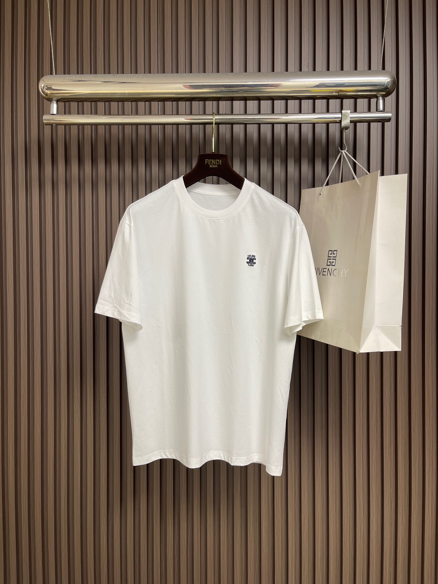 NO:875196,Celine Arc de Triomphe embroidered short-sleeved T-shirt. The fabric is made of 40 double-strand Xinjiang long-staple cotton with a weight of 230g and liquid ammonia treatment. It is matched with 1x1 Salona dyeing in the same vat. The fabric is washed and washed to increase the feel of the clothes. It is not easy to deform, feels soft, comfortable and skin-friendly. The small logo of Arc de Triomphe on the chest is imported from Behringer embroidery machine, which makes the embroidery more three-dimensional, fuller and high-density.  Can be matched with the same style to create a fashionable look, to control various occasions, customized accessories, complete three standards, same style for men and women. Sizes M-3XL, celine, T-shirt, tees, t-shirt,19860909Celine 凯旋门刺绣短袖T恤,面料采用40支双股克重230g并液氨处理新疆长绒棉,配套1x1同缸定染索罗纳.面料布匹洗水,增加衣服手感,不易变形,手感柔软,舒适亲肤.胸前凯旋门小logo采用进口百灵达绣花机,使刺绣更立体,更饱满,密度高 能与同款搭配营造时尚造型,驾驭各种场合,定制辅料,三标齐全,男女同款.尺码M-3XL,,celine,T-shirt,tees，t-shirt,,Men's clothing