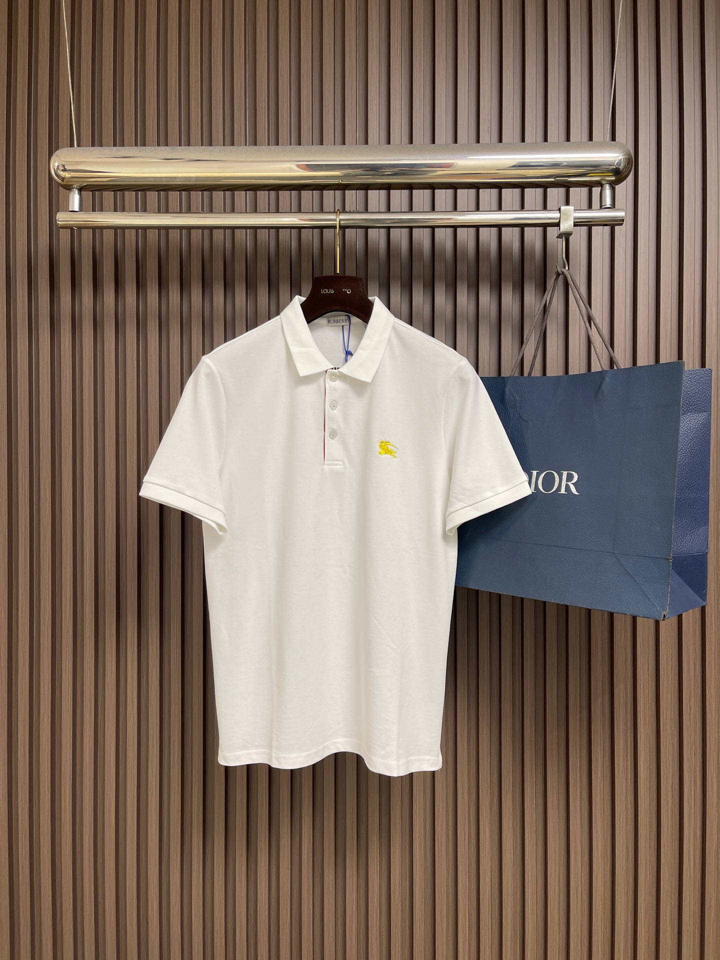 NO:856191,Burberry's classic short-sleeved polo shirt, the color fastness of the fabric, the degree of transformation, and the purity. Good fabrics give us an intuitive feeling that they are high-end, comfortable, soft, delicate, and muscular, and the details reflect the quality. The fullness and color fastness of the war horse embroidery are also benchmarks for Xingye, and the logo has also been an iconic logo that has been popular for many years! Sizes M-3XL M, bust 100, shoulder width 43, length 68 L, bust 104  Shoulder width 44.5, dress length 7019860909Burberry 经典款短袖polo衫,面料色牢度,变型度,纯正度,好面料带给我们直观感受就是高级,舒适,柔软细腻有筋骨,细节体现品质.战马刺绣饱满度以及色牢度也是兴业标杆稿,logo标志也是之前一直是流行了好多年的标志性logo! 尺码M-3XL M码 胸围100 肩宽43衣长68 L码 胸围104 肩宽44.5衣长70 XL码胸围108 肩宽46衣长72 2XL码 胸围112 肩宽47.5衣长74 3XL码 胸围116 肩宽49 衣长76,,burberry,T-shirt,,Men's clothing