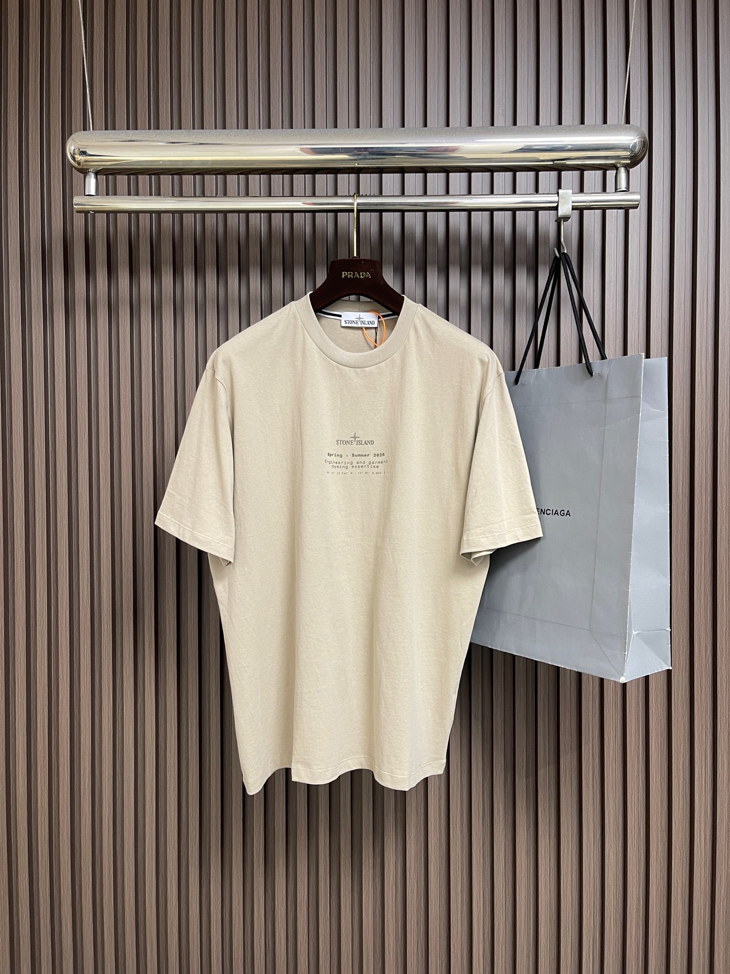 NO:875242,Stone lsland Stone Island emblem printed short-sleeved T-shirt, custom-made Xingyu luxury tough plain cotton, soft and crisp, comfortable and breathable, cloud sand beige solid color base, calm Italian relaxation, selected Stone Island light luxury emblem and text printing on the chest, showing nobility, restrained and silent, retro weathered Compass compass badge on the back, deeply engraved with nautical luxury genes, full of sedimentary texture tempered by time.  The relaxed and casual silhouette interprets the Italian style of lazy elegance. It is not ostentatious but has its own aura. It uses glue printing. The printing has been modified three times by the film screen. The glue liquid paint is used to print the pattern on the fabric. The fabric is baked to fix the printing pattern. The fabric has been fermented and washed. It has a better hand feel and texture. It is not easy to deform, not easy to shrink, not easy to fade, and maintains long-term beauty. The overall wiring is straight and delicate, the fabric is comfortable and soft, and the color is consistent without color difference.  It can be matched with the same style to create a fashionable look, and can be used in various occasions. Customized accessories, complete with three standards, same style for men and women!  Size S-XL S size bust 115 shoulder width 49.5 length 68.5 M size bust 119 shoulder width 51.5 length 70 L size bust 123 shoulder width 53.5 length 71.5 XL size bust 127 shoulder width 55.5 length 73,, T-shirt, tees, t-shirt,19860909Stone lsland 石头岛徽章印花短袖T恤,定制星屿奢韧平棉 柔糯挺括 舒适透气 云境沙米色纯色基底 沉敛意式松弛感 胸前甄选Stone Island轻奢徽记与文字印花 隐耀贵气 内敛缄默 后背复古风化Compass罗盘徽章 深镌航海奢贵基因 漫溢时光淬炼的沉淀质感 松弛随性廓形演绎意式慵懒贵气 不肆张扬却自带传世气场.采用胶浆印花 印花经过三次菲林网板修改 使用胶浆液体涂料在织物上打印图案 烘烤织物以固定印刷图案,面料都经过酵洗 手感质感更佳 不易变形 不易缩水 不易褪色 保持长久的美观.整体走线平直细腻,面料舒适柔软,颜色一致无色差 能与同款搭配营造时尚造型,驾驭各种场合,定制辅料,三标齐全,男女同款！尺码S-XL S码胸围115肩宽49.5衣长68.5 M码 胸围119肩宽51.5 衣长70 L码胸围123肩宽53.5衣长71.5 XL码 胸围127肩宽55.5衣长73,,T-shirt,tees，t-shirt,,Men's clothing