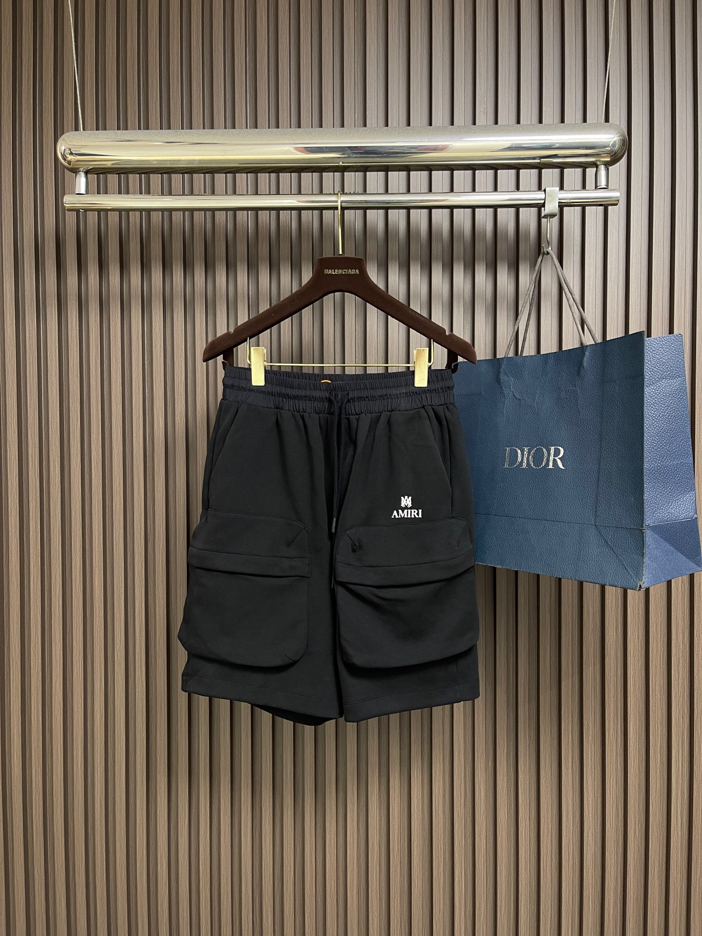 NO:856042,AMIRI logo-printed shorts. Customized high-end luxury cotton double-sided knit. Draped and stylish. Comfortable and breathable. The main color is charcoal black. The calm background hides a sense of relaxation and luxury. Three-dimensional utility bags on both sides of the front and rear. Naturally drape with high-grade tailoring. The hidden buttons on the bag cover hide the craftsmanship and ingenuity. The AMIRI brand logo is hidden on the side of the bag. It is unobtrusive but has a noble aura.  It is a low-key footnote of luxury fashion and a pioneering statement of high street luxury. It uses glue printing. The printing has been modified three times by the film screen. Use glue liquid paint to print the pattern on the fabric. Bake the fabric to fix the printing pattern. Stencil machine opens the bag. The preset template guides the position, shape and size of the bag opening. The accuracy ensures the quality of the bag opening effect. The fabrics have been fermented and washed. The hand feel and texture are better. Not easy to deform. Not easy to shrink. Not easy to fade. Maintain long-term beauty. Sizes S-XL S  Waist 74 Seat 108 Pants length 51 Medium Waist 78 Seat 112 Pants length 52 Large Waist 82 Seat 116 Pants length 53 XL Waist 86 Seat 120 Pants length 54,,amiri,shorts,19860909AMIRI 徽标印花短裤 定制高定奢棉双面针织 垂坠有型 舒适透气 以云境炭墨黑为主色调 沉静底色藏尽松弛奢意 前后双侧立体工装袋 以高定级剪裁自然垂坠 袋盖暗扣暗藏匠艺巧思 于慵懒随性中勾勒利落轮廓 AMIRI品牌标识隐于袋侧 不事张扬却自带矜贵气场 是奢潮的低调注脚 亦是高街奢潮的先锋宣言 采用胶浆印花 印花经过三次菲林网板修改 使用胶浆液体涂料在织物上打印图案 烘烤织物以固定印刷图案 模版机开袋 预设的模板来指导开袋的位置 形状和大小 精确性确保了开袋效果质量 面料都经过酵洗 手感质感更佳 不易变形 不易缩水 不易褪色 保持长久的美观.尺码S-XL S码 腰围74 座围108 裤长51 M码 腰围78 座围112 裤长52 L码 腰围82 座围116 裤长53 XL码 腰围86 座围120 裤长54,,amiri,shorts,,Men's clothing
