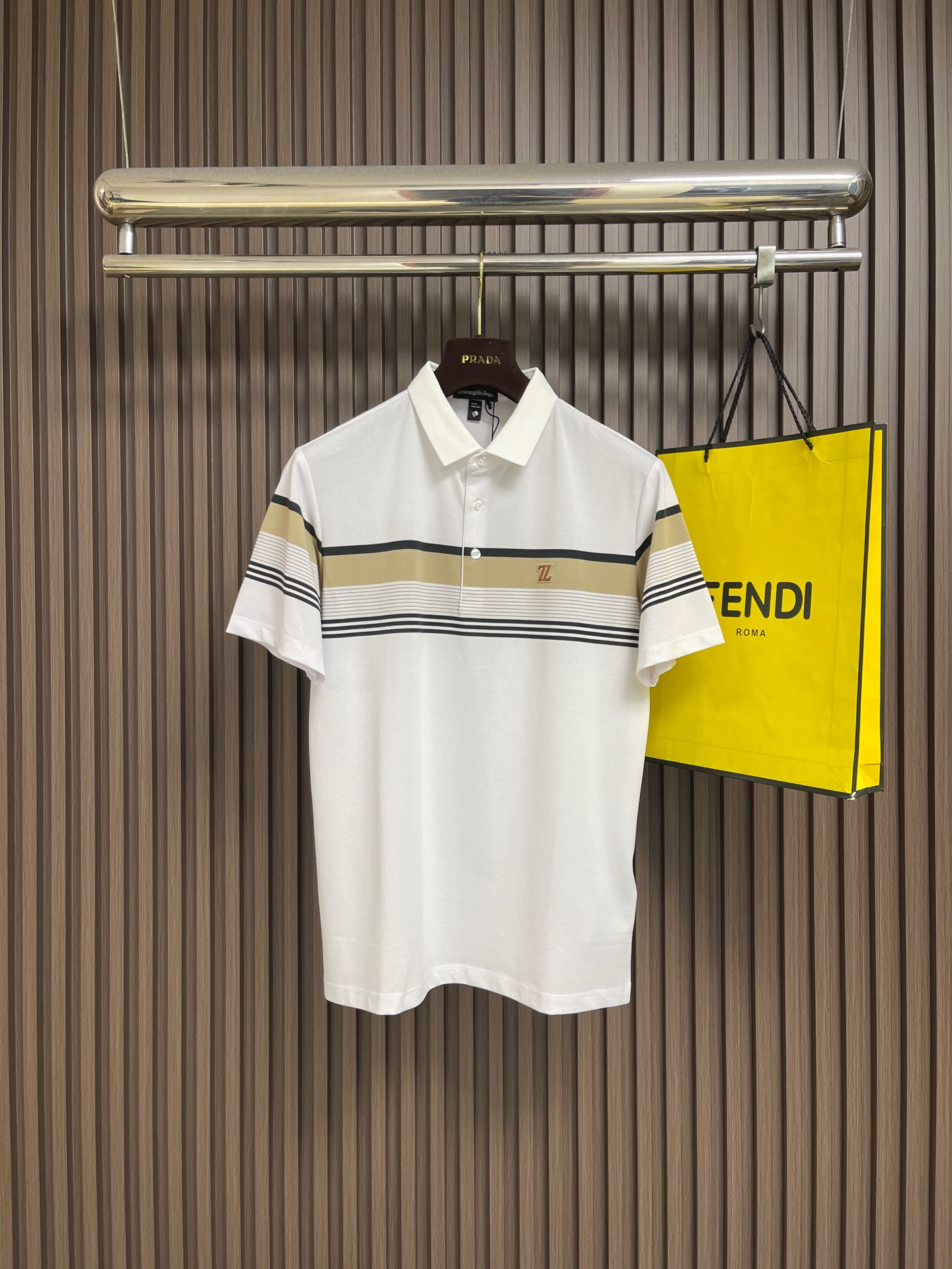 NO:875203,ZEGNA men's classic striped sweater short-sleeved POLO is an elegant summer lapel sweater. With its simple yet stylish design, it has become the most worthy fashion item this season. It is soft and skin-friendly and has excellent breathability. It can keep you fresh and comfortable even in summer. The classic lapel design, with exquisite buttons, shows the elegant neck line. The slim tailoring perfectly fits the body shape. It can be easily controlled whether it is a business occasion or leisure time. Size 48-56, T-shirt,19860909ZEGNA 男士经典条纹针织衫短袖POLO,演绎夏日优雅翻领衫,以其简约而不失格调的设计,成为本季最值得入手的时尚单品,柔软亲肤,透气性极佳,即使在夏日也能保持清爽舒适.经典的翻领设计,搭配精致的纽扣,展现出优雅的颈部线条.修身的剪裁,完美贴合身形,无论是商务场合还是休闲时光,都能轻松驾驭,尺码48-56,,T-shirt,,Men's clothing