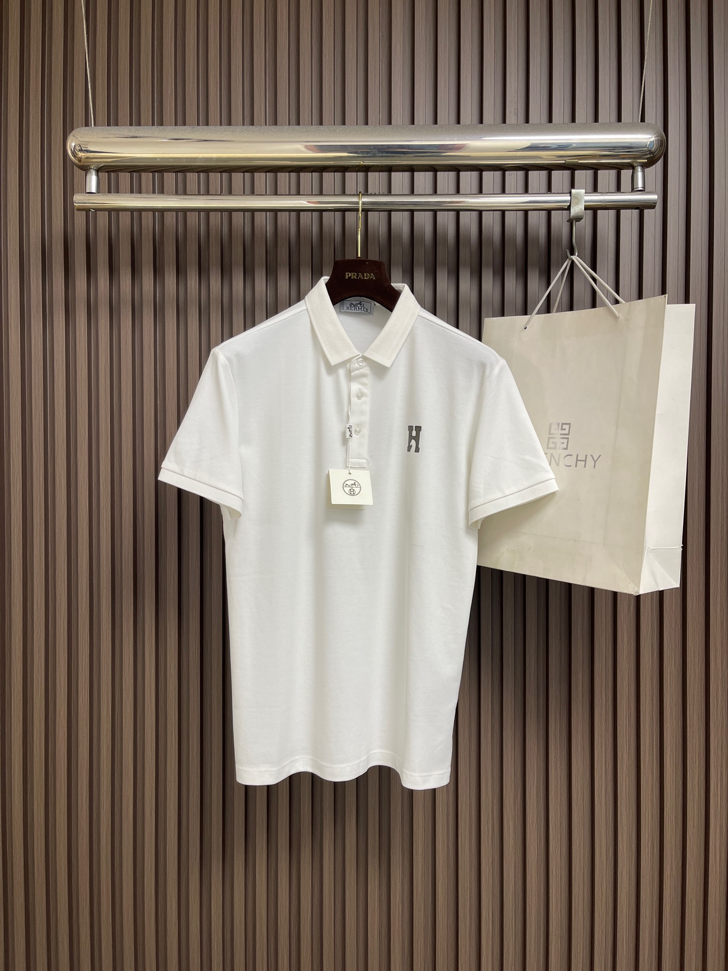 NO:875189,Hermes Classic Series Men's lapel polo short sleeves, low-key minimalist elements, suitable for both commuting and leisure, classic H logo leather logo on the chest, restrained and subtle, but with a noble sense of style, POLO shirt style, the upper body is more energetic and full of energy, especially for business people, such a POLO is simply the right choice. Sizes 48-56, hermes, T-shirt,19860909Hermes 经典系列 男士翻领polo短袖,低调极简元素 通勤休闲兼备款 胸口经典H标识皮质logo 内敛含蓄中,却又带着高尚的格调感,POLO衫样式,上身更显精神,元气满满,尤其是对于商务人士来说,这样的一款POLO简直就是恰到好处的选择.尺码48-56,,hermes,T-shirt,,Men's clothing