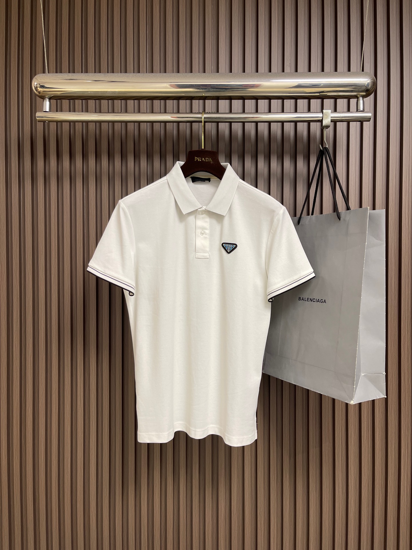 NO:875229,Prada cotton polo shirt is made of original color organic cotton. It has a soft texture, light and thin fabric, fine and clear texture, loose and comfortable fit, and a very handsome upper body effect!  The triangular logo is exquisite and small, reflecting the brand elements. It is low-key and restrained, full of luster, and has a decorative effect. It is recognizable and the blunt collar design is particularly youthful and energetic, with a full sense of softness. Sizes 48-56, prada,19860909Prada 棉质polo衫,采用原色有机棉,质地柔软,面料轻薄,纹理细腻清晰,版型宽松舒适,上身效果非常帅气！三角标,精致无暇又小巧,体现品牌元素,低调内敛光泽感十足,又起到装饰效果具有辨识度钝性领子设计特显年轻活力,柔和感十足.尺码48-56,,prada,,Men's clothing