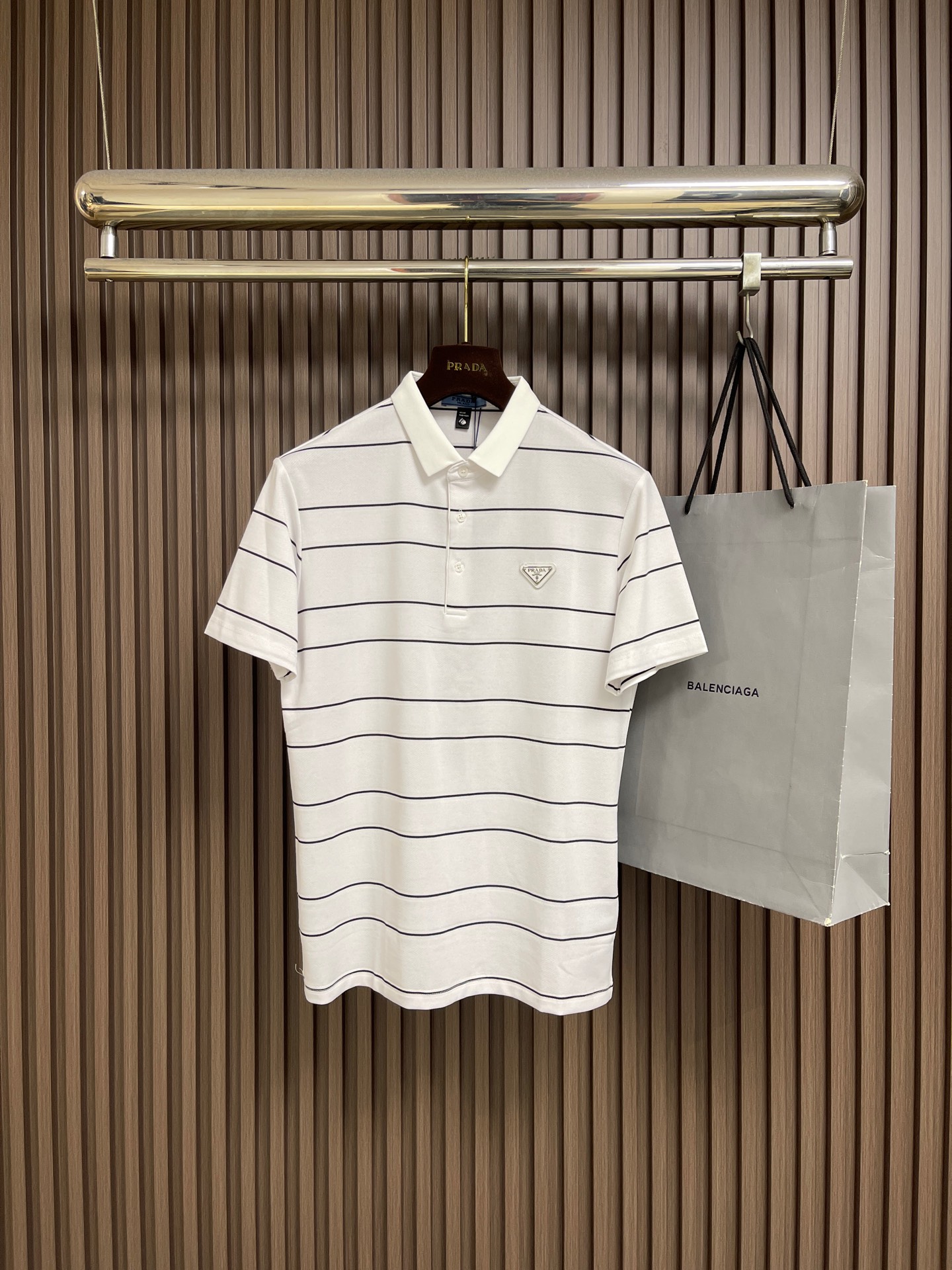 NO:875222,Prada 2026SS new summer contrast striped POLO shirt, 300g pure cotton plain fabric, retro horizontal stripe pattern knitting, exquisite triangle logo, fitted version. Size 48-56,, prada,19860909Prada 2026SS夏季新款撞色间条POLO衫,300克重纯棉平纹面料,复古横条纹图案针织,精美三角标识,合身版型.尺码48-56,,prada,,Men's clothing