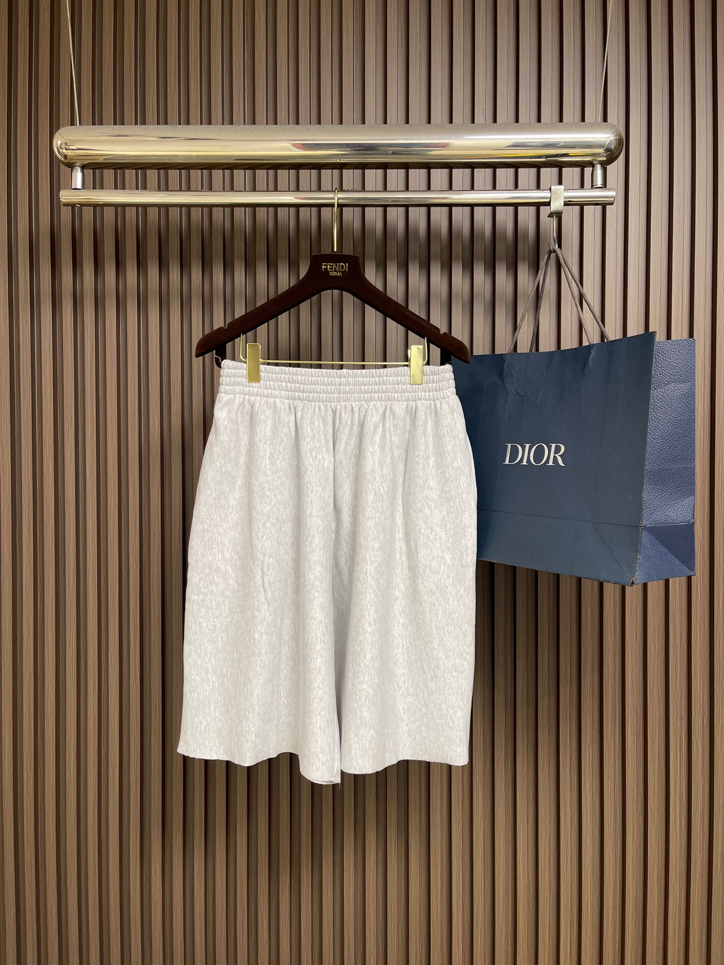 NO:875279,Celine logo embroidered shorts. Customized glaze terry combed cotton. Moisturizing and skin-friendly. Relaxed and drape. The classic dark base is calm and restrained. It has a high-end matte texture. The back pocket is embellished with CELINE PARIS TRIOMPHE embroidery. It turns into a silent footnote of identity. It is unassuming but has its own recognition. Loose knee-length tailoring is simple and elegant. Smooth lines outline a casual posture. It calmly shows luxury and self-sufficient taste. Imported machine embroidery technology is used.  Use advanced computer control system and precision mechanical components to realize CELINE PARIS TRIOMPHE embroidery operations with high precision. The lines are smooth and delicate. The fabrics have been fermented and washed. The texture is better. It is not easy to deform, not easy to shrink, not easy to fade, and maintains long-term beauty. Sizes S-XL.  Seat circumference 142, pants length 65, XL size, waist circumference 82, seat circumference 146, pants length 66,,celine,shorts,19860909Celine 标识刺绣短裤 定制琉光毛圈精梳棉 温润亲肤 松弛垂坠 经典暗黑基底沉稳内敛 自带高级哑光质感 后袋点缀CELINE PARIS TRIOMPHE刺绣 化作无声的身份注脚 不事张扬却自带辨识度 宽松及膝剪裁简约大气 流畅线条勾勒随性姿态 从容间尽显奢雅气度与自持品味 采用进口机刺绣工艺 使用先进的计算机控制系统和精密的机械部件 实现CELINE PARIS TRIOMPHE刺绣作业 精度高 线条流畅而细腻 面料都经过酵洗 手感质感更佳 不易变形 不易缩水 不易褪色 保持长久的美观.尺码S-XL S码 腰围70 座围134 裤长63 M码 腰围74 座围138 裤长64 L码 腰围78 座围142 裤长65 XL码 腰围82 座围146 裤长66,,celine,shorts,,Men's clothing