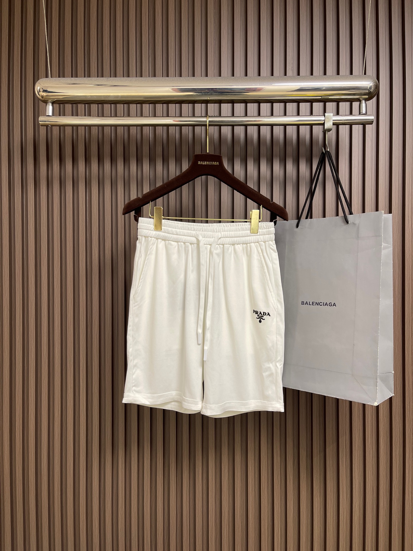 NO:856089,Tops Shorts Prada cotton offset printed logo polo shirt shorts set, made of original color organic cotton, soft texture, light fabric, fine and clear texture, loose and comfortable fit, and the upper body effect is very handsome!  The logo is exquisite and small, reflecting the brand elements. It is low-key and restrained, and has a decorative effect. It is recognizable. The blunt collar design shows youthfulness and vitality, and is full of softness. Sizes M-3XL, prada, shorts,19860909上衣 短裤 Prada 棉质胶印logo标识polo衫短裤套装,采用原色有机棉,质地柔软,面料轻薄,纹理细腻清晰,版型宽松舒适,上身效果非常帅气！logo精致无暇又小巧,体现品牌元素,低调内敛,又起到装饰效果具有辨识度钝性领子设计特显年轻活力,柔和感十足.尺码M-3XL,,prada,shorts,,Men's clothing