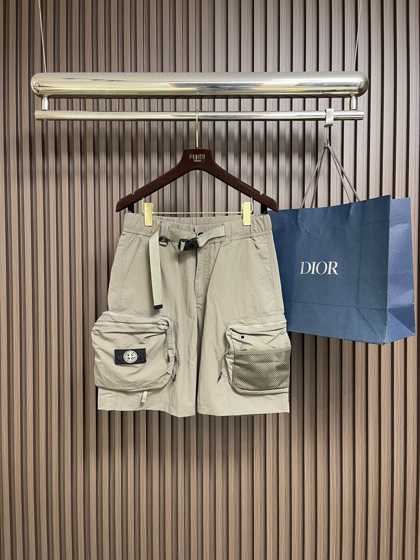 NO:875254,Stone Island 2026ss super heavy duty work shorts, zippered large pockets on both sides, classic medal button decoration, drawstring elastic waist design, custom logo hardware buckle, high street outdoor functional shorts, excellent fabric texture. Size M-3XL,,shorts,19860909Stone Island 石头岛2026ss 超重工工装短裤,两侧拉链大口袋设计 经典勋章纽扣装饰,抽绳松紧腰头设计 ,定制logo五金扣,高街户外机能短裤 面料质感极好.尺码M-3XL,,shorts,,Men's clothing