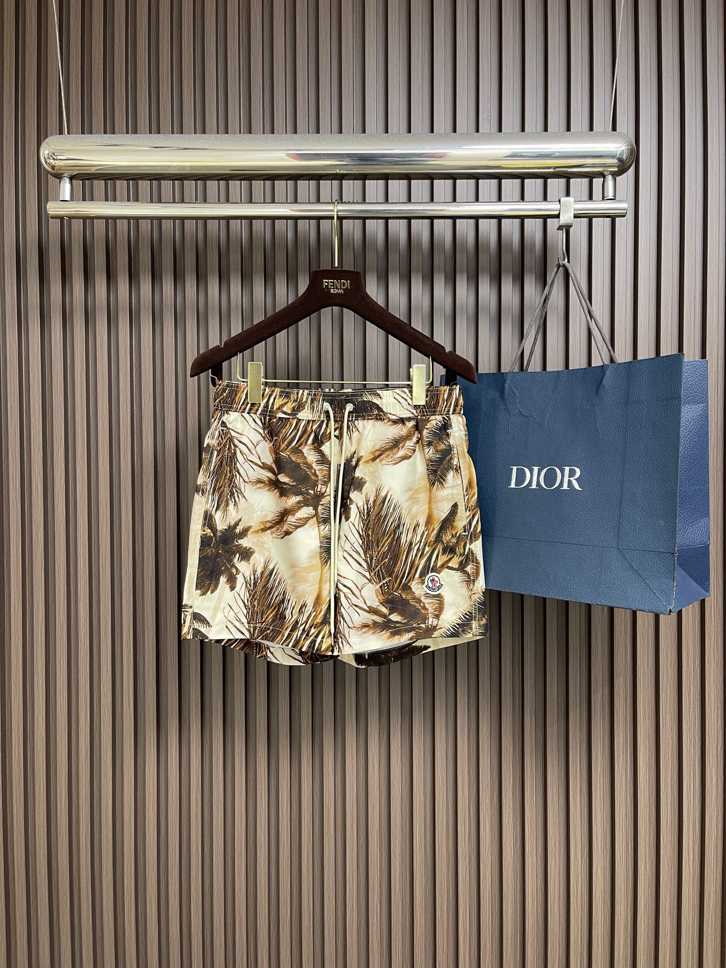 NO:875262,Moncler  Palm tree printed beach shorts, these shorts are made of smooth and anti-wrinkle quick-drying woven fabrics. They are light and breathable to the touch, with a draped and stylish upper body. They have excellent moisture absorption and perspiration properties, making them refreshing and non-stuffy to wear in summer. The waistband adopts a widened elastic elastic structure with a drawstring design of the same color, which can be adjusted freely and adapts to a variety of waistlines. It is comfortable to put on and take off without being tight. The whole body uses high-precision digital full-print printing technology to present a brown color.  Palm tree printing, full color reproduction, natural and delicate pattern transition, strong printing and not easy to crack and fade. The sides are neatly overlocked, and the trouser legs are neatly routed, supplemented by exquisite badge embroidery. The stitching is fine and elegant, and the straight and loose version is casual and versatile. It takes into account the needs of vacation leisure and daily wear, with both texture and style. The overall wiring is straight and delicate, the fabric is comfortable and soft, and the colors are consistent and without color difference.  It can be matched with the same style to create a fashionable look, and can be used in various occasions. Customized accessories, complete with three standards, same style for men and women!  Size S-XL 46-52 Size 46 waist 72 Seats 110 Pants length 38.5 Size 48 waist 76 Seats 114 Pants length 40 Size 50 waist 80 Seats 118 Pants length 41.5 Size 52 waist 84 Seats 122 Pants length 43,,shorts,19860909Moncler 棕榈树印花沙滩短裤,本款短裤甄选顺滑抗皱的速干梭织面料打造,触感轻薄透气,上身垂坠有型,具备优秀的吸湿排汗性能,夏日穿着清爽无闷热感.腰头采用加宽弹力松紧结构搭配同色系抽绳设计,调节自如,适配多种腰围,穿脱舒适不紧绷.整体采用高精度数码满印工艺呈现棕榈树印花,色彩还原饱满,图案过渡自然细腻,印花牢固不易开裂掉色.侧边采用工整包缝工艺,裤脚走线平整利落,辅以精致徽章刺绣点缀,针脚细密考究,直筒宽松版型随性百搭,兼顾度假休闲与日常穿搭需求,质感与格调兼具.整体走线平直细腻,面料舒适柔软,颜色一致无色差 能与同款搭配营造时尚造型,驾驭各种场合,定制辅料,三标齐全,男女同款！尺码S-XL 46-52 46码腰围72座围110 裤长38.5 48码腰围76座围114 裤长40 50码腰围80座围118 裤长41.5 52码腰围84座围122 裤长43,,shorts,,Men's clothing