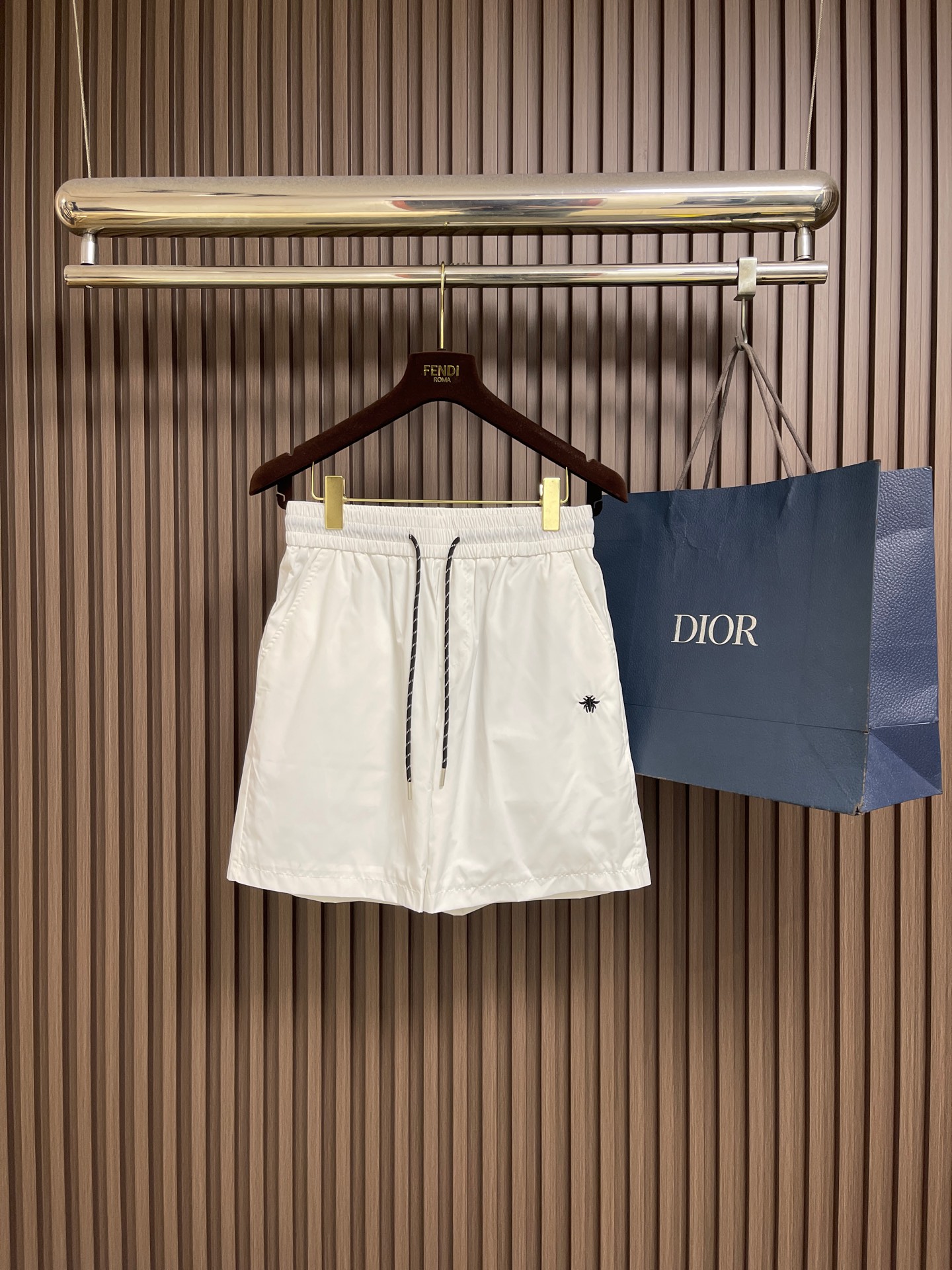 NO:856111,Dior 2026ss summer new casual shorts with small logo embroidery, from the Dioriviera limited series, are ideal for various beach activities. Carefully crafted with technical fabrics, with side and back pockets, and uniquely decorated with Dior logo embroidery. The style is practical and elegant, and can be paired with a T-shirt or cable knit sweater. Sizes M-3XL,, dior, shorts,19860909Dior 2026ss夏季新款小标刺绣休闲短裤,来自 Dioriviera 限定系列,是各种沙滩活动的理想单品.采用科技面料精心制作,搭配侧面和后侧口袋,饰以 Dior 标志刺绣别具一格.款式实用优雅,可搭配 T 恤或绞花针织衫.尺码M-3XL,,dior,shorts,,Men's clothing
