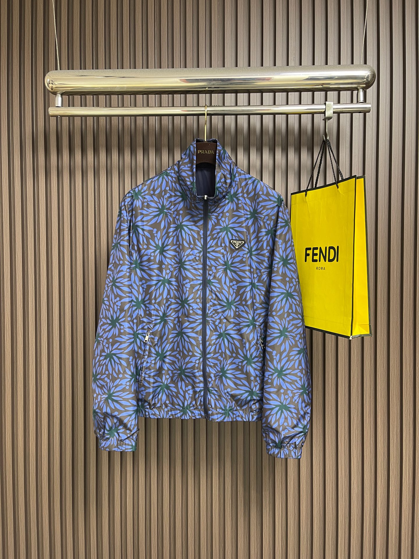 NO:856081,Prada floral print double-sided nylon jacket is made of iconic soft nylon fabric, lightweight and windproof, suitable for changing weather. The dark bottom with floral print is low-key and artistic, and can be easily used for commuting and leisure. The neat tailoring + hooded design is practical and fashionable, and the triangle logo on the chest is super recognizable!  The zipper pocket is convenient for storage, and the overall design is simple and exquisite. It is one of the representative items of Prada's classic style. Sizes S-XL S size Bust 118 shoulder width 51 Dress length 70.5 M size Bust 122 shoulder width 52 Dress length 72 L size Bust 126 Shoulder width 53 Dress length 73.519860909Prada 花卉印花双面穿尼龙外套,采用标志性软尼龙面料,轻便防风,适合多变天气穿着.深色底配花卉印花,低调又有艺术感,通勤休闲都能轻松驾驭,利落剪裁+连帽设计,实用又时髦,胸前三角Logo超有辨识度！拉链口袋方便收纳,整体简约精致,是Prada经典风格的代表单品之一.尺码S-XL S码 胸围118肩宽51 衣长70.5 M码胸围122肩宽52衣长72 L码 胸围126肩宽53衣长73.5 XL码胸围130肩宽54衣长75,,prada,jackets & coats,hats,,Men's clothing