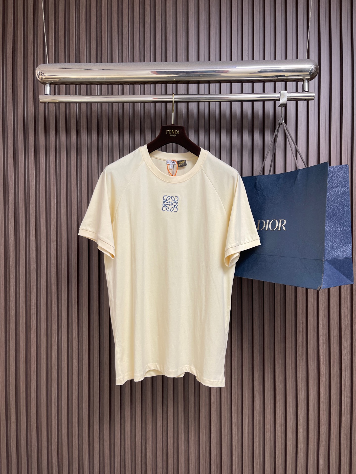 NO:856211,Loewe Anagram mosaic embroidered short-sleeved T-shirt. Customized cloud soft-woven plain cotton. Light and breathable. Smooth and skin-friendly. Light beige tones taken from the earth. Warm and restrained. Calm and self-sustaining. A timeless high-end base color. Mosaic-effect Anagram embroidery on the chest. Soft mist stitches hide elegance in the details. Silently reveal nobility and sophistication in the clothes. Imported machine embroidery technology is used.  Use advanced computer control system and precision mechanical components to realize Anagram embroidery operation with high precision. The lines are smooth and delicate. The fabrics have been fermented and washed. The texture is better. It is not easy to deform, not easy to shrink, not easy to fade, and maintains long-term beauty. Sizes S-XL  Sleeve length 36.519860909Loewe Anagram 马赛克刺绣短袖T恤 定制云境柔织平棉 轻盈透气 柔滑亲肤 取自大地的浅米色调 温润内敛 沉静自持 成就永不过时的高级底色 胸前饰以马赛克效果Anagram刺绣 柔雾朦胧针迹 将奢雅藏于细节之中 于衣间静默流露矜贵与精致 采用进口机刺绣工艺 使用先进的计算机控制系统和精密的机械部件 实现Anagram刺绣作业 精度高 线条流畅而细腻 面料都经过酵洗 手感质感更佳 不易变形 不易缩水 不易褪色 保持长久的美观.尺码S-XL S码胸围104 衣长69 袖长34.5 M码 胸围108衣长71 袖长35.5 L码胸围112衣长73 袖长36.5 XL码 胸围116衣长75 袖长37.5,,loewe,T-shirt,tees，t-shirt,,Men's clothing