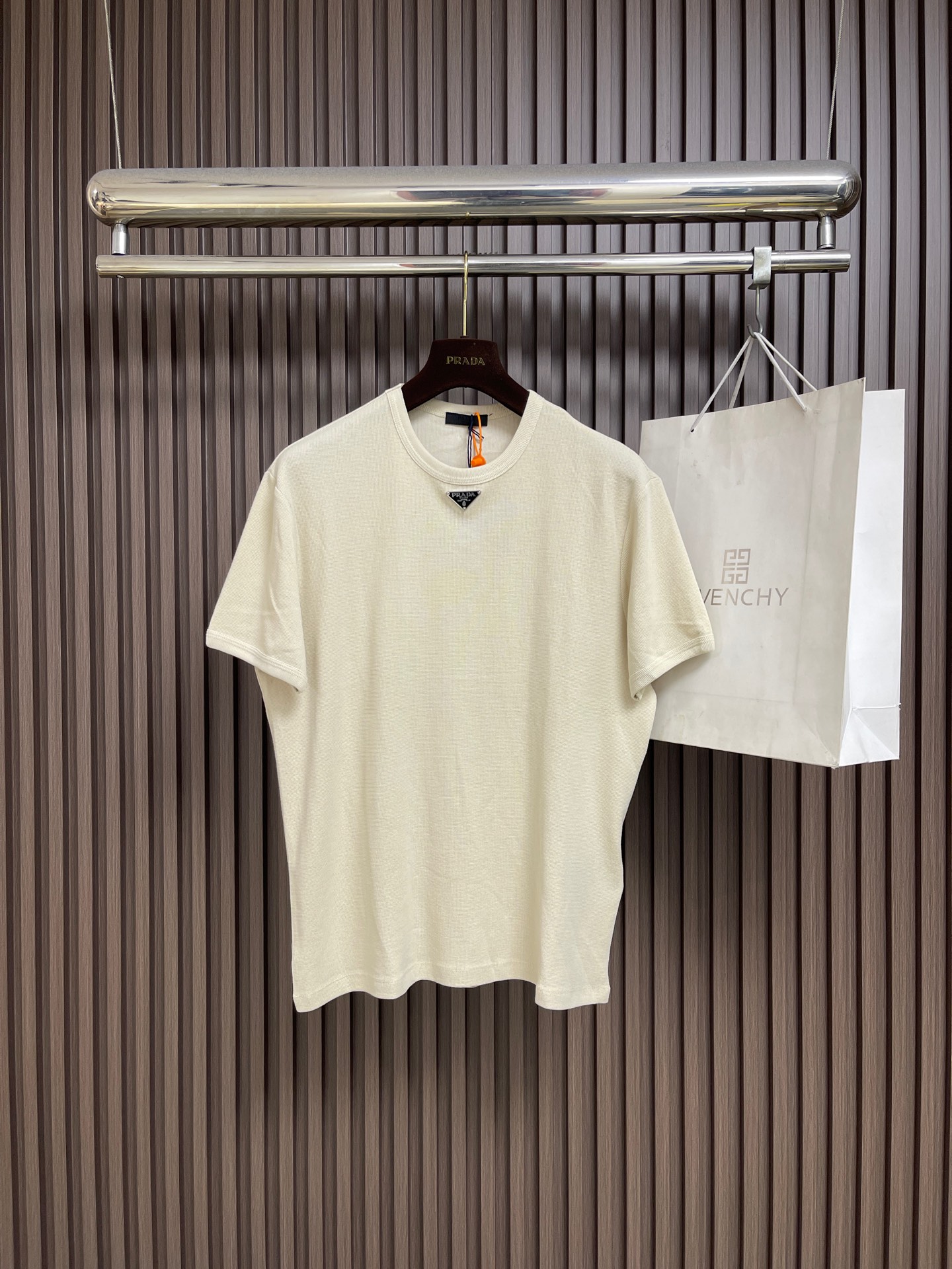 NO:856137,Prada triangle logo short-sleeved T-shirt. Customized glaze waffle fabric. Light and breathable. Three-dimensional and crisp. The original limestone color of the earth tells a minimalist and timeless luxury. The enamel metal triangle logo is a secret identity hidden in the neckline. It uses a minimalist geometric outline to condense the luxury imprint of a century-old Italian workshop. In a silent place, it declares the unique and handed down style of fashion. An imported special machine is used to locate the 'Prada triangle logo' with infrared rays for a more accurate position.  Strong and strong. The fabrics have been fermented and washed. They feel better and are not easy to deform, shrink or fade. They maintain long-term beauty. Sizes S-XL  Length 74, prada, T-shirt, tees, t-shirt,19860909Prada 三角标短袖T恤 定制琉光华夫格布 轻盈透气 立体挺括 以大地原生的石灰岩色 诉说着极简而隽永的奢华 珐琅金属三角徽标 藏于领口的身份密语 以极简几何轮廓 凝萃百年意式工坊的奢华印记 于无声处 昭告独属于时装的传世格调 采用进口专机红外线定位“Prada三角标” 位置更为精准 牢固结实 面料都经过酵洗 手感质感更佳 不易变形 不易缩水 不易褪色 保持长久的美观.尺码S-XL S码胸围104肩宽43衣长68 M码 胸围108肩宽45衣长70 L码胸围112肩宽47 衣长72 XL码 胸围116肩宽49 衣长74,,prada,T-shirt,tees，t-shirt,,Men's clothing
