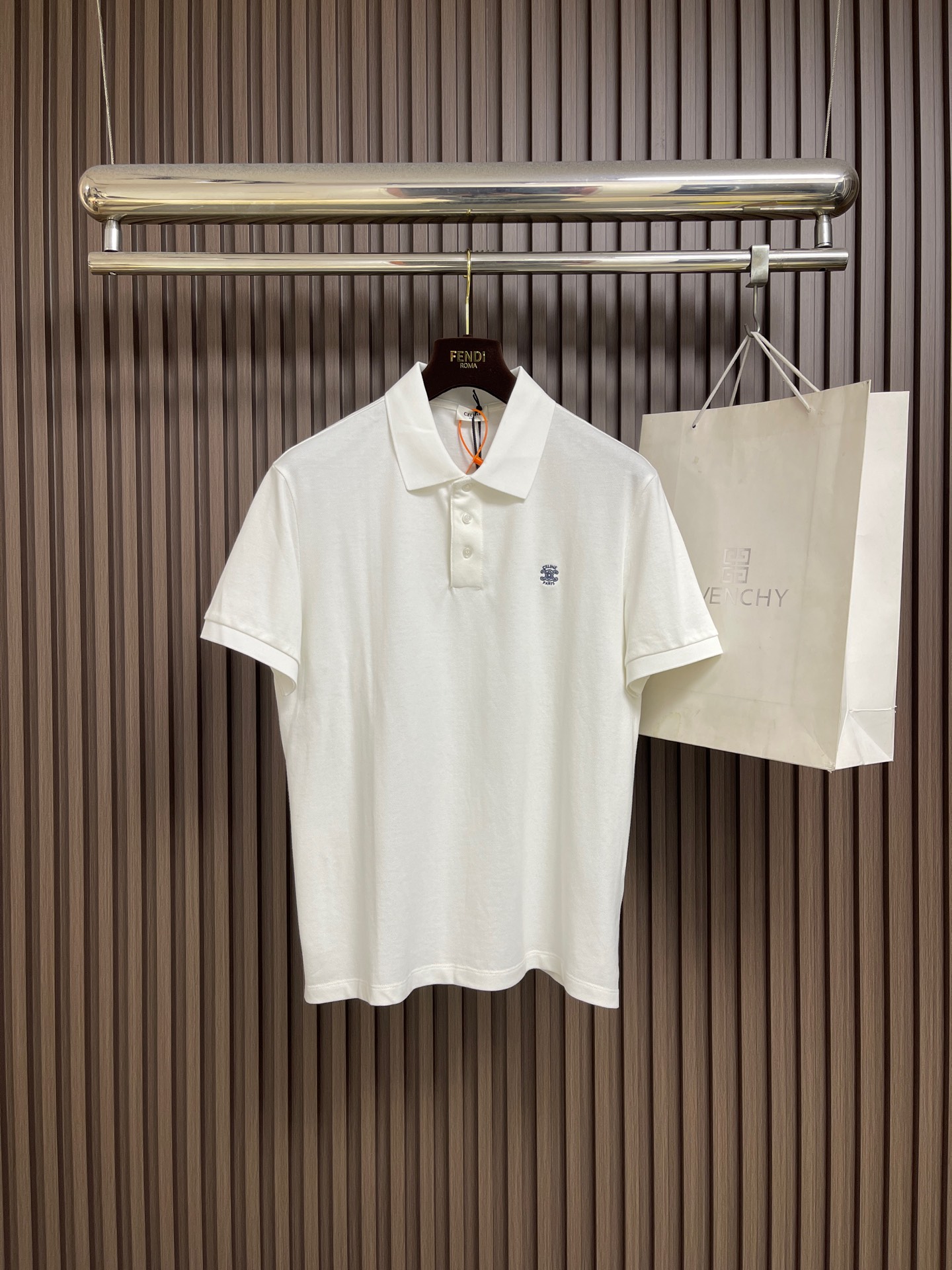 NO:875282,Celine logo embroidered Polo shirt, custom-made glazed piqué cotton, crisp and soft, delicate and skin-friendly. The night-blue navy body is like the deep sea light, overflowing with a quiet and luxurious charm. The gilt TRIOMPHE embroidery on the chest is a subtle finishing touch. Dark blue and gilt implicitly collide to show the elegance of Italian style. Fine stitching outlines the Arc de Triomphe totem. It is low-key and restrained but highly recognizable.  The high-end aesthetics of minimalism and restraint are focused on every inch of clothing texture. Imported machine embroidery technology is used. Advanced computer control systems and precision mechanical components are used to realize TRIOMPHE embroidery operations with high precision. The lines are smooth and delicate. The fabrics have been fermented and washed. The texture is better and not easy to deform. Not easy to shrink. Not easy to fade. Maintain long-term beauty. Sizes S-XL S size bust 107 shoulder width 45 length 68 M size bust 111  Shoulder width 47, length 69.5 L, bust 115, shoulder width 49, length 71 XL, bust 119, shoulder width 51, length 72.5,,celine,19860909Celine 标识刺绣Polo衫 定制琉光珠地棉 挺括柔糯 细腻亲肤 夜阑藏蓝衣身宛若深海沉光 漫溢沉静奢雅气韵 胸前鎏金TRIOMPHE刺绣精妙点睛 暗蓝与鎏金含蓄对撞 尽现意式优雅底蕴 细密针脚勾勒凯旋门图腾 低调内敛却辨识度斐然 将极简克制的高级美学 凝注于衣袂每一寸肌理 采用进口机刺绣工艺 使用先进的计算机控制系统和精密的机械部件 实现TRIOMPHE刺绣作业 精度高 线条流畅而细腻 面料都经过酵洗 手感质感更佳 不易变形 不易缩水 不易褪色 保持长久的美观.尺码S-XL S码胸围107肩宽45衣长68 M码 胸围111 肩宽47衣长69.5 L码胸围115肩宽49衣长71 XL码 胸围119肩宽51 衣长72.5,,celine,,Men's clothing