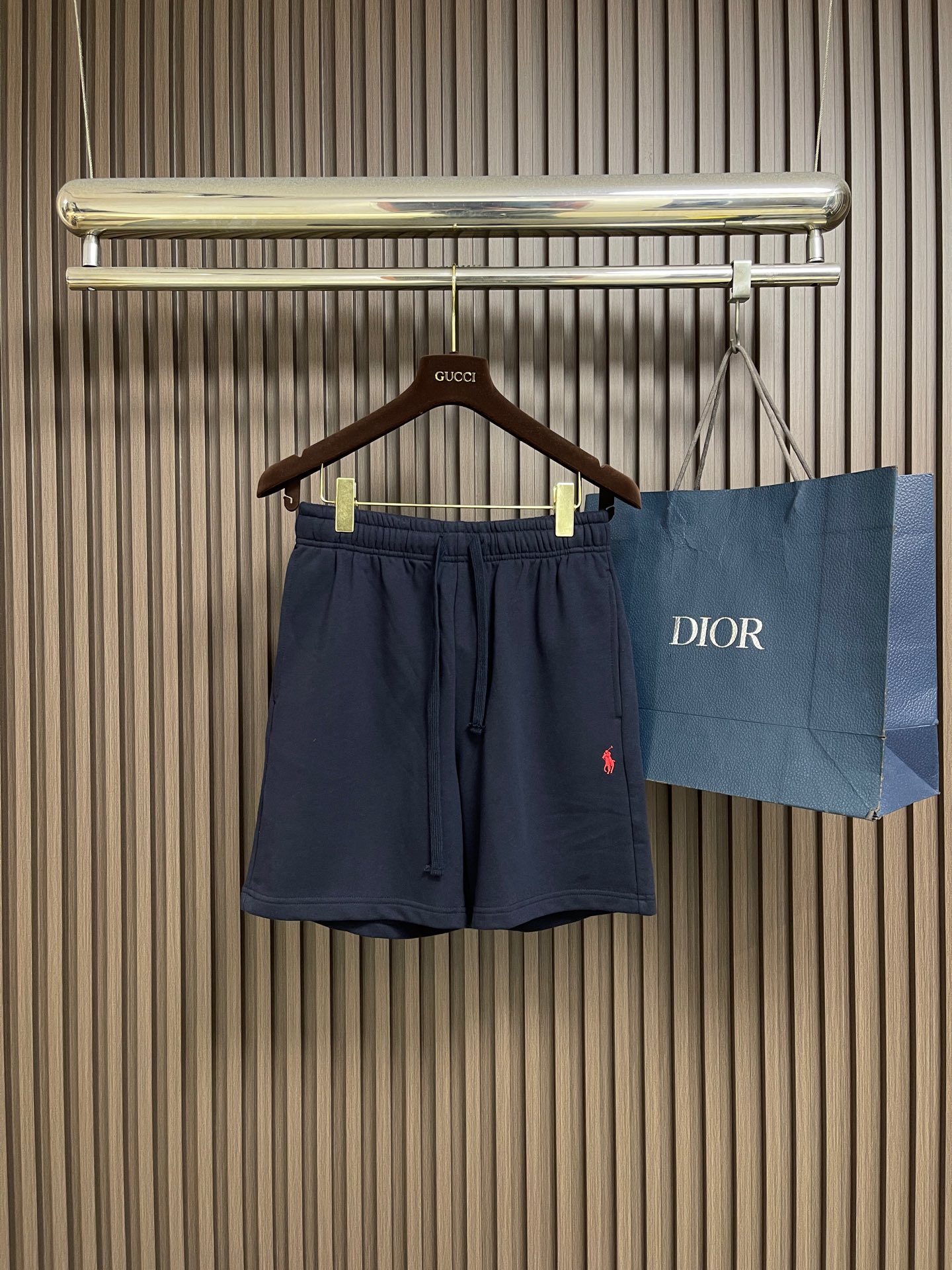 NO:856052,Ralph Lauren RL Ralph Lauren logo embroidered shorts. Customized cloud hemp rhyme plain fabric. Delicate, soft, comfortable and breathable. Smoked hemp gray trousers are like smoke and fog, embodying a sense of timeless luxury. Blue embroidered pony on the side seams. Use needle as ink to outline smart totems on the quiet background. Clean and skinny tailoring. Drape and stylish. Not following the trend but creating its own trend. In the summer, it interprets the traditional style of luxury and restraint. Imported machine embroidery technology is used.  Use advanced computer control system and precision mechanical components to realize the iconic pony embroidery operation with high precision. The lines are smooth and delicate. The fabrics have been fermented and washed. The texture is better. It is not easy to deform, not easy to shrink, not easy to fade, and maintains long-term beauty. Sizes S-XL  Pants length 48 XL, waist 80, hips 120, trouser length 49,,loro piana,shorts,19860909Ralph Lauren RL 拉夫劳伦标识刺绣短裤 定制云境麻韵平纹布 细腻柔软 舒适透气 烟岚麻灰裤身如烟岚沉雾 沉淀永恒高级感 侧缝蓝绣小马 以针为墨 在静谧底色上勾勒灵动图腾 利落骨感剪裁 垂坠有型 不逐潮流却自成潮流 于夏日里 演绎奢雅克制的传世风范 采用进口机刺绣工艺 使用先进的计算机控制系统和精密的机械部件 实现标志性小马刺绣作业 精度高 线条流畅而细腻 面料都经过酵洗 手感质感更佳 不易变形 不易缩水 不易褪色 保持长久的美观.尺码S-XL S码 腰围68 臀围108 裤长46 M码 腰围72 臀围112 裤长47 L码 腰围76 臀围116 裤长48 XL码 腰围80 臀围120 裤长49,,loro piana,shorts,,Men's clothing