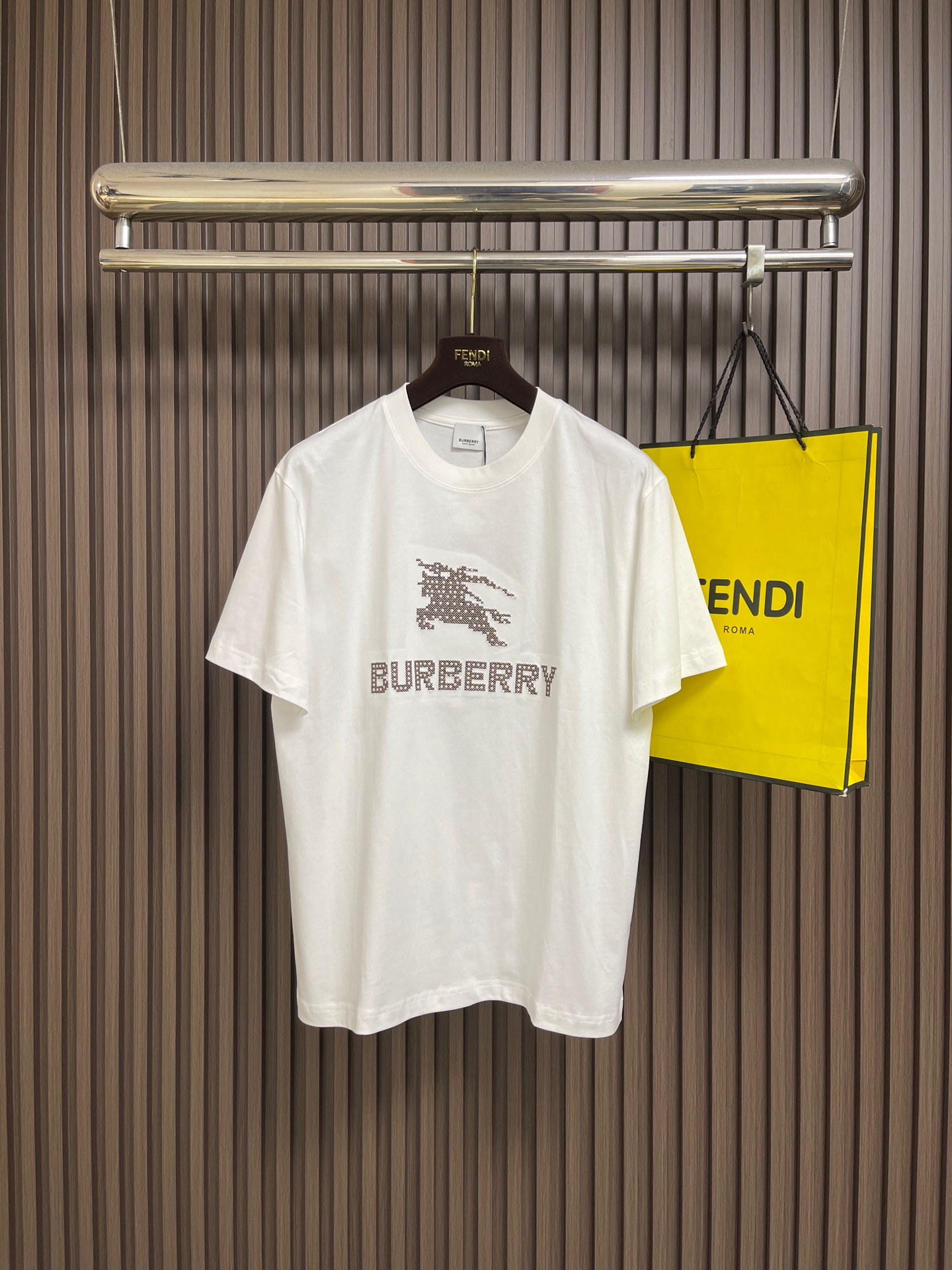 NO:875296,Burberry war horse embroidered short-sleeved T-shirt, made of plain woven cotton, embellished with equestrian knight logo embroidery, adopts a round neck design, showing a slim fit. The overall line is straight and delicate, the fabric is comfortable and soft, the color is consistent and no color difference. It can be matched with the same style to create a fashionable look and control various occasions. Customized accessories, complete with three standards, same style for men and women. Size M-3XL M size Length 67 shoulder width 47.5 Bust 104 L length 69 shoulder width 49  Bust 10819860909Burberry 战马刺绣短袖T恤,采用平织棉,点缀马术骑士徽标刺绣,采用圆领设计,呈现修身版型.整体走线平直细腻 面料舒适柔软 颜色一致无色差 能与同款搭配营造时尚造型,驾驭各种场合,定制辅料,三标齐全,男女同款.尺码M-3XL M码 衣长67肩宽47.5 胸围104 L码衣长69肩宽49 胸围108 XL码 衣长71 肩宽50.5 胸围112 XXL码 衣长73 肩宽52 胸围116 XXXL码衣长75 肩宽53.5 胸围120,,burberry,T-shirt,tees，t-shirt,,Men's clothing