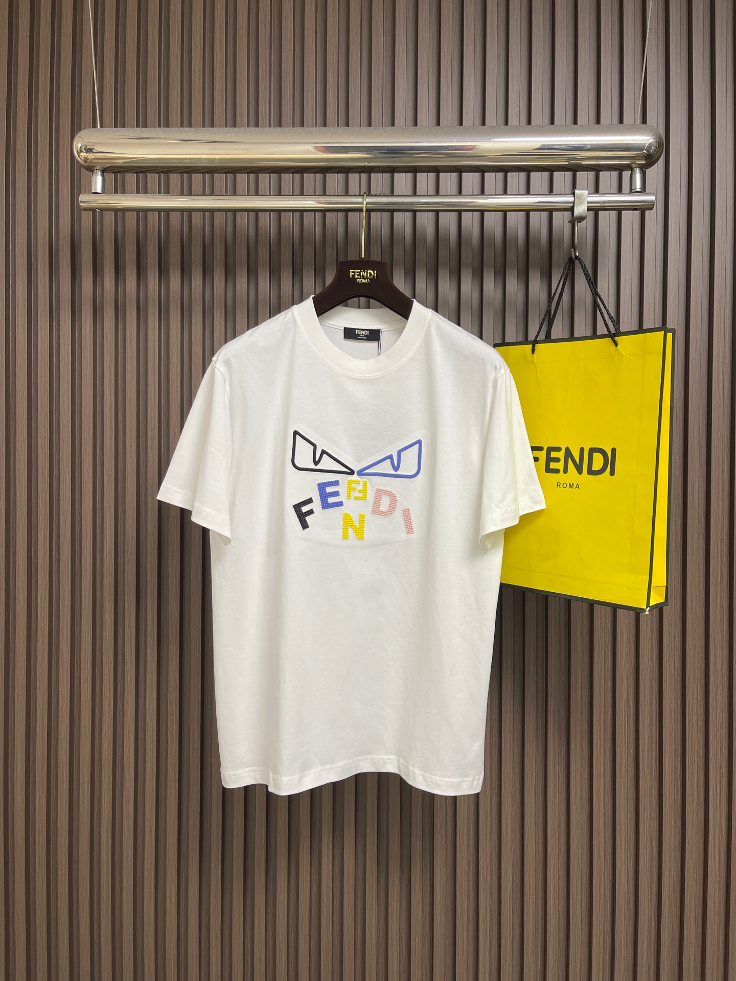 NO:875308,FENDI Little Monster Embroidered Logo Cotton Round Neck Short-Sleeved T-shirt Unisex T-shirt FD Little Monster's minimalist series, the classic element of the F family - Devil's Eye, a deeply rooted classic, the first choice for single wear! This short-sleeve is custom-made from knitted cotton, and the fabric feels thicker. It feels fleshy and firm, stiff and visible, soft and draped with texture. The craftsmanship is a classic embroidery logo, and the front of the body is the Little Monster embroidered logo, which is plump and tight.  Concave-convex three-dimensional, very three-dimensional and realistic!  The loose OS cut is still the most trendy aesthetic at the moment!  Same style for men and women. Sizes M-3XL M, length 67, shoulder width 47.5, bust 104, size L, length 69, shoulder width 49, bust 108, size  Bust 120,,fendi,fendi,T-shirt,tees,t-shirt,19860909FENDI 小怪兽刺绣logo棉质圆领短袖T恤 男女同款的T恤 FD小怪兽的极简系列,F家的经典元素-恶魔之眼 深入人心的经典之作,单穿的首选!这款短袖是针织棉定制,面料手感偏厚 手感肉实紧致,挺括显型,柔软垂顺有质感 工艺制作是经典的刺绣logo,衣身正面是小怪兽刺绣logo,饱满紧致 凹凸立体 非常立体逼真！宽松OS版型裁剪,依然是当下最HIT的潮流审美！男女同款.尺码M-3XL M码 衣长67肩宽47.5 胸围104 L码衣长69肩宽49 胸围108 XL码 衣长71 肩宽50.5 胸围112 XXL码 衣长73 肩宽52 胸围116 XXXL码衣长75 肩宽53.5 胸围120,,fendi,fendi,T-shirt,tees，t-shirt,,Men's clothing