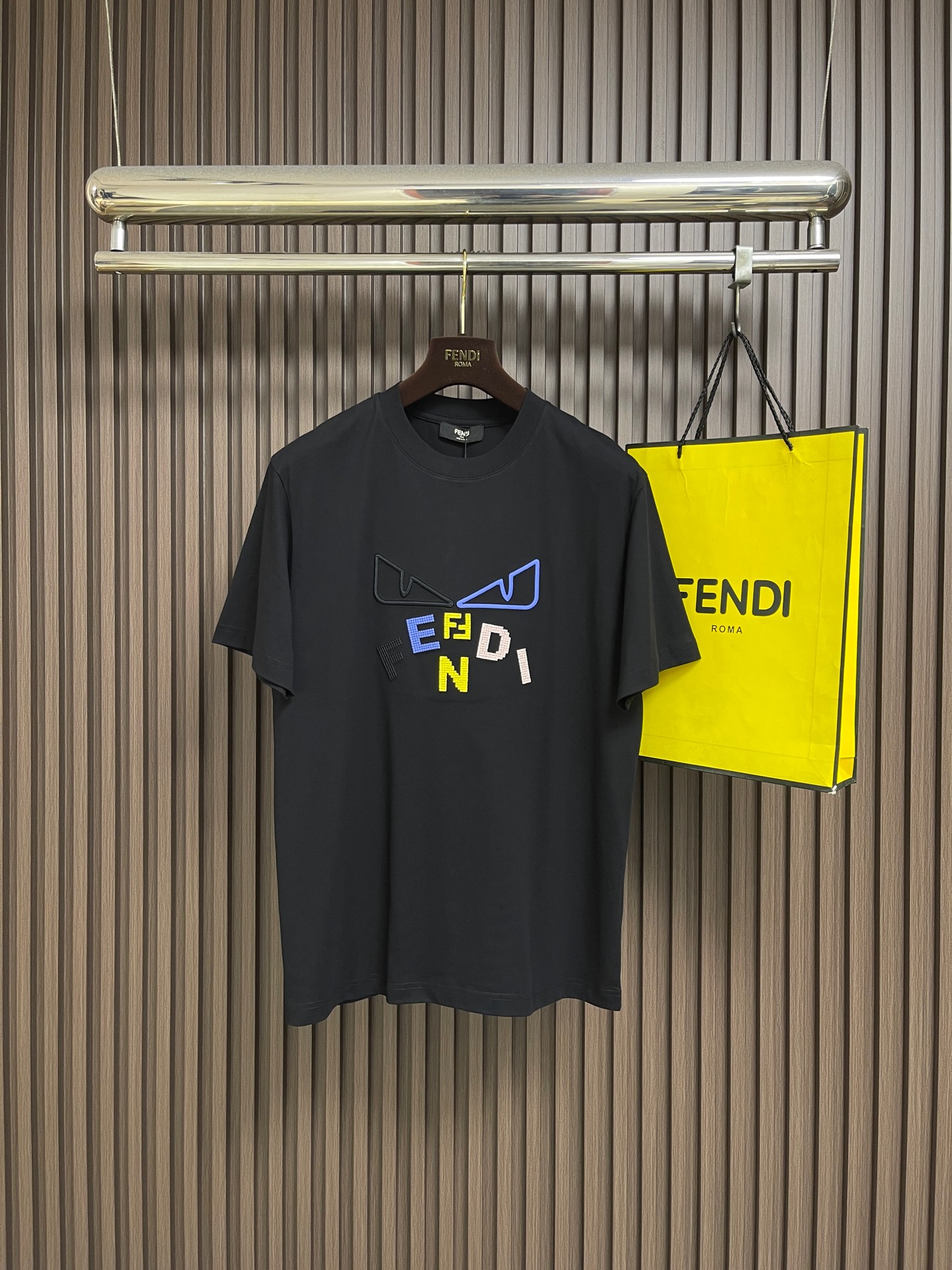 NO:875302,FENDI Little Monster Embroidered Logo Cotton Round Neck Short-Sleeved T-shirt Unisex T-shirt FD Little Monster's minimalist series, the classic element of the F family - Devil's Eye, a deeply rooted classic, the first choice for single wear! This short-sleeve is custom-made from knitted cotton, and the fabric feels thicker. It feels fleshy and firm, stiff and visible, soft and draped with texture. The craftsmanship is a classic embroidery logo, and the front of the body is the Little Monster embroidered logo, which is plump and tight.  Concave-convex three-dimensional, very three-dimensional and realistic!  The loose OS cut is still the most trendy aesthetic at the moment!  Same style for men and women. Sizes M-3XL M, length 67, shoulder width 47.5, bust 104, size L, length 69, shoulder width 49, bust 108, size  Bust 120,,fendi,fendi,T-shirt,tees,t-shirt,19860909FENDI 小怪兽刺绣logo棉质圆领短袖T恤 男女同款的T恤 FD小怪兽的极简系列,F家的经典元素-恶魔之眼 深入人心的经典之作,单穿的首选!这款短袖是针织棉定制,面料手感偏厚 手感肉实紧致,挺括显型,柔软垂顺有质感 工艺制作是经典的刺绣logo,衣身正面是小怪兽刺绣logo,饱满紧致 凹凸立体 非常立体逼真！宽松OS版型裁剪,依然是当下最HIT的潮流审美！男女同款.尺码M-3XL M码 衣长67肩宽47.5 胸围104 L码衣长69肩宽49 胸围108 XL码 衣长71 肩宽50.5 胸围112 XXL码 衣长73 肩宽52 胸围116 XXXL码衣长75 肩宽53.5 胸围120,,fendi,fendi,T-shirt,tees，t-shirt,,Men's clothing