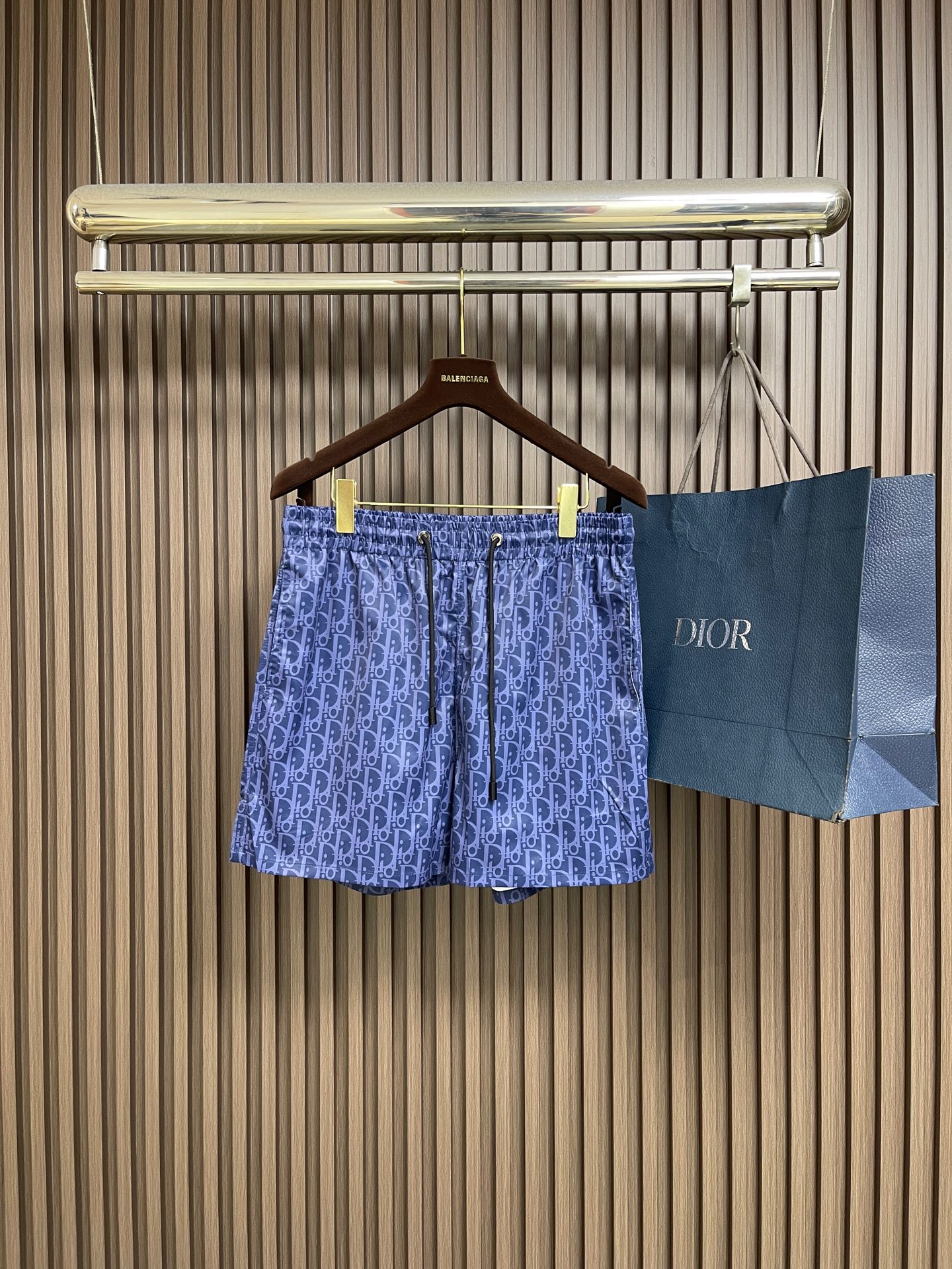 NO:856034,Dior 2026Ss new barrage presbyopic sports shorts, customized technical fabrics, dry and comfortable upper body, smooth to the touch. Hardware bells enhance the style and have an elastic waistband, making the casual fit more refined. A new interpretation of the classic item, highlighting the fashion style. Can be paired with a T-shirt to create a fashionable and casual matching look. Sizes M-3XL M size waist 73 pants length 39.5 feet 64 L size waist 76 pants length 41  Foot size 66, XL size, waist size 79, pant length 42.5, foot size 68, 2XL size, waist size 82, pant length 44, foot size 70, 3XL size, waist size 85, pant length 45.5, foot size 72,,dior,shorts,19860909Dior 2026Ss新款弹幕老花运动短裤,定制科技面料,上身干爽舒适,手感爽滑搭配 五金吊钟提升格调带有弹力腰头,令休闲版型更显精致全新演绎经典单品,彰显时尚风格可与T 恤搭配,打造时尚休闲的配套造型.尺码M-3XL M码 腰围73 裤长39.5 脚围64 L码 腰围76 裤长41 脚围66 XL码腰围79 裤长42.5 脚围68 2XL码 腰围82 裤长44 脚围70 3XL码 腰围85 裤长45.5 脚围72,,dior,shorts,,Men's clothing