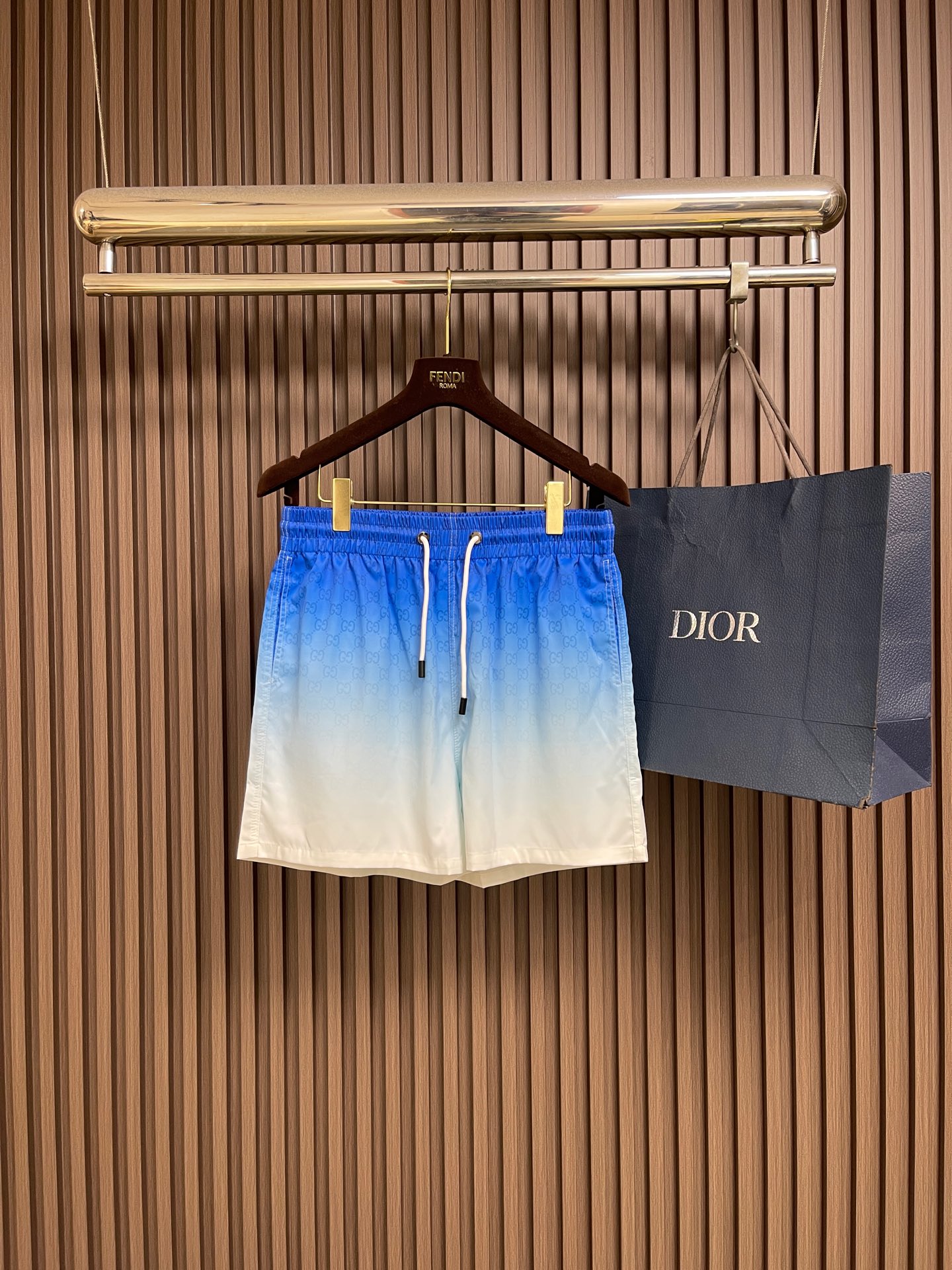 NO:856182,GUCCI 2026ss new spring and summer shorts, the brand sincerely offers a variety of gradient color matching, intended to highlight the fabric texture and the recognizable GG pattern. Made of gradient blue cotton poplin, ingeniously embellished with all-over GG print. Sizes M-3XL  Pants length 42.5, foot circumference 68, size 2XL, waist 82, length 44, foot circumference 70, size 3XL, waist 85, length 45.5, foot circumference 72,,gucci,shorts,19860909GUCCI 2026ss春夏新款短裤,品牌臻心诚献多款渐变色配色,意在凸显面料质感和颇具辨识度的GG图案.以渐变蓝色棉府绸打造,匠心缀饰通体GG印花.尺码M-3XL M码 腰围73 裤长39.5 脚围64 L码 腰围76 裤长41 脚围66 XL码腰围79 裤长42.5 脚围68 2XL码 腰围82 裤长44 脚围70 3XL码 腰围85 裤长45.5 脚围72,,gucci,shorts,,Men's clothing