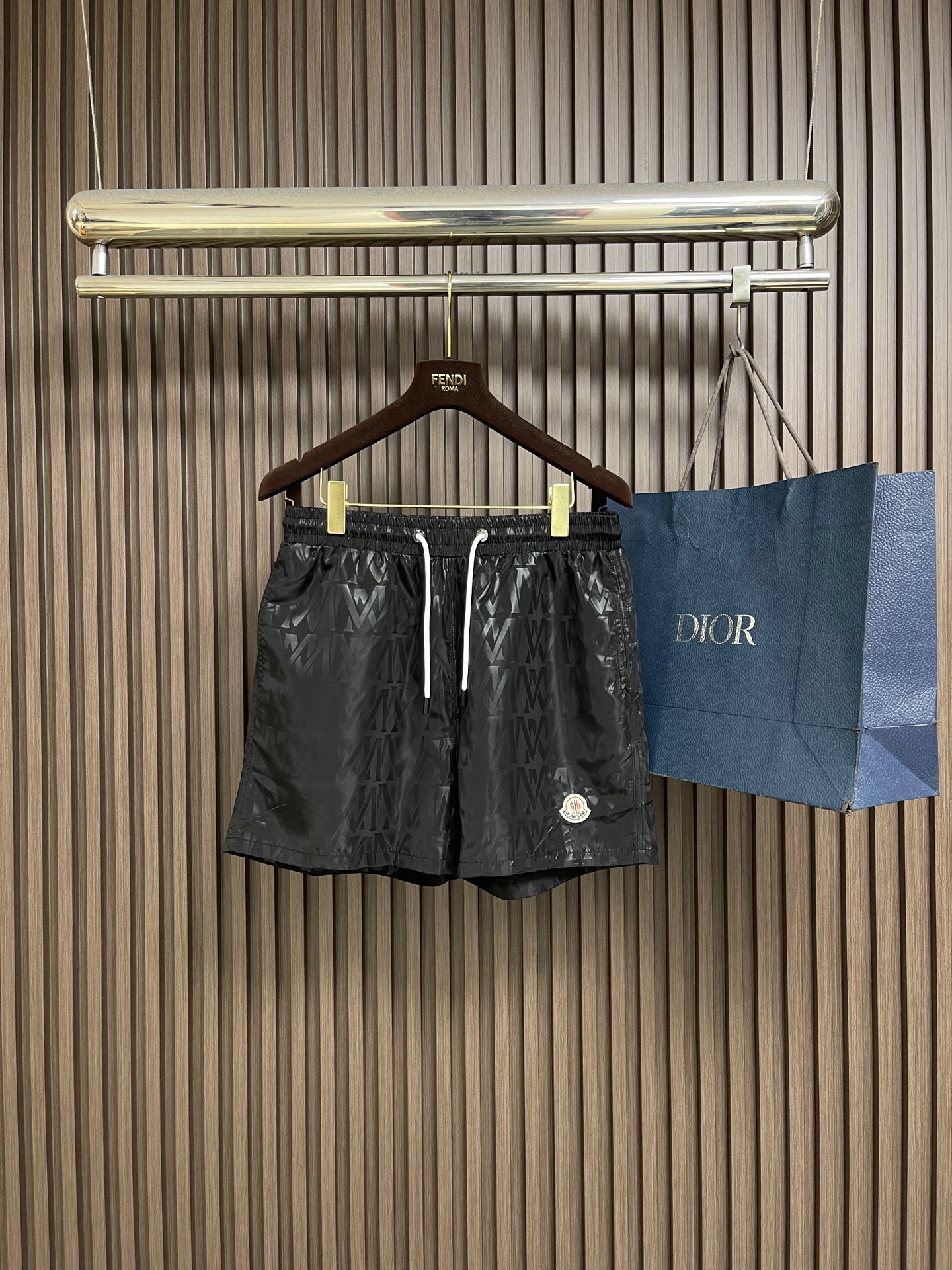NO:856193,Moncler barrage logo shorts, customized high-density twill woven and fine mesh lining. Refreshing and breathable, comfortable and skin-friendly. Template machine bag opening. Preset template to guide the position, shape and size of the bag opening. The accuracy ensures the quality of the bag opening effect. The fabrics have been fermented and washed. The hand feel and texture are better. Not easy to deform. Not easy to shrink. Not easy to fade. Maintain long-term beauty. Sizes M-3XL, M size, waist 73, pants length 39.5  Foot size 64 L, waist size 76, pant length 41, foot size 66, XL size, waist size 79, pant length 42.5, foot size 68, 2XL size, waist size 82, pant length 44, foot size 70, 3XL size, waist size 85, pant length 45.5, foot size 72,,shorts,19860909Moncler 弹幕徽标短裤,定制高密斜纹梭织 以及细密网眼衬里 清爽透气 舒适贴肤 模版机开袋 预设的模板来指导开袋的位置 形状和大小 精确性确保了开袋效果质量,面料都经过酵洗 手感质感更佳 不易变形 不易缩水 不易褪色 保持长久的美观.尺码M-3XL M码 腰围73 裤长39.5 脚围64 L码 腰围76 裤长41 脚围66 XL码腰围79 裤长42.5 脚围68 2XL码 腰围82 裤长44 脚围70 3XL码 腰围85 裤长45.5 脚围72,,shorts,,Men's clothing