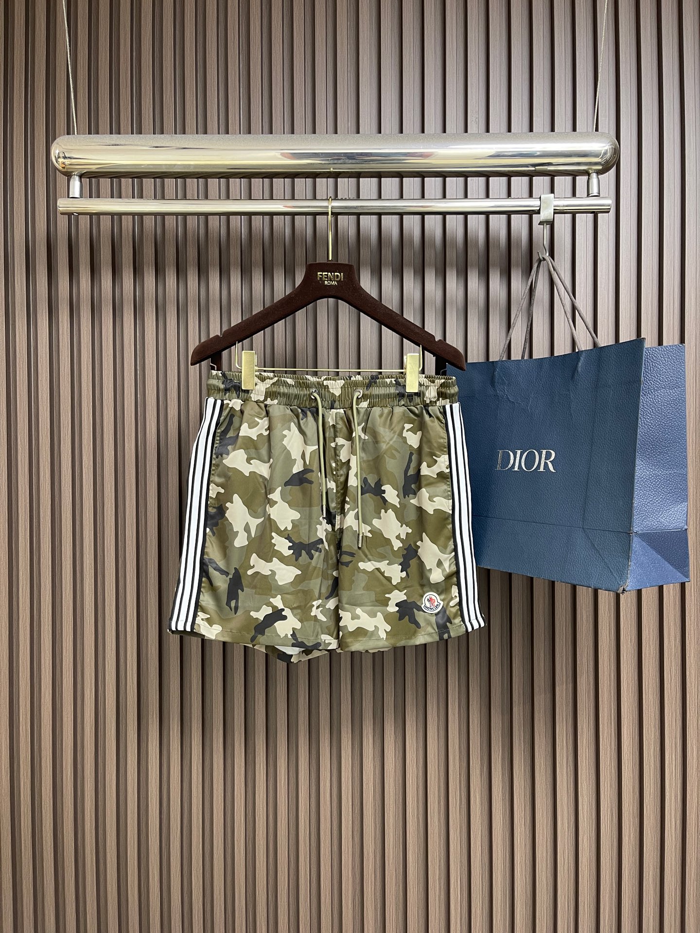 NO:856122,Moncler 2026ss new shorts quick-drying pants with high-customized original hardware!  The upper body effect is super positive, and the leg lines are fully highlighted. All imported quick-drying fabrics have a tight and delicate texture. The upper body is very comfortable and stylish, and it is extremely practical and versatile. It is well worth buying!  Size M-3XL Size M Waist 73 Pants length 39.5 Foot size 64 L Size Waist size 76 Pants length 41 Foot size 6619860909Moncler 2026ss新款短裤速干裤 高订制原版五金！上身效果超正,腿部线条完全得到彰显,全客供进口速干面料 纹理 紧致细腻,上身非常舒适有型,而且极为实穿百搭,非常值得入手！尺码M-3XL M码 腰围73 裤长39.5 脚围64 L码 腰围76 裤长41 脚围66 XL码腰围79 裤长42.5 脚围68 2XL码 腰围82 裤长44 脚围70 3XL码 腰围85 裤长45.5 脚围72,,shorts,,Men's clothing