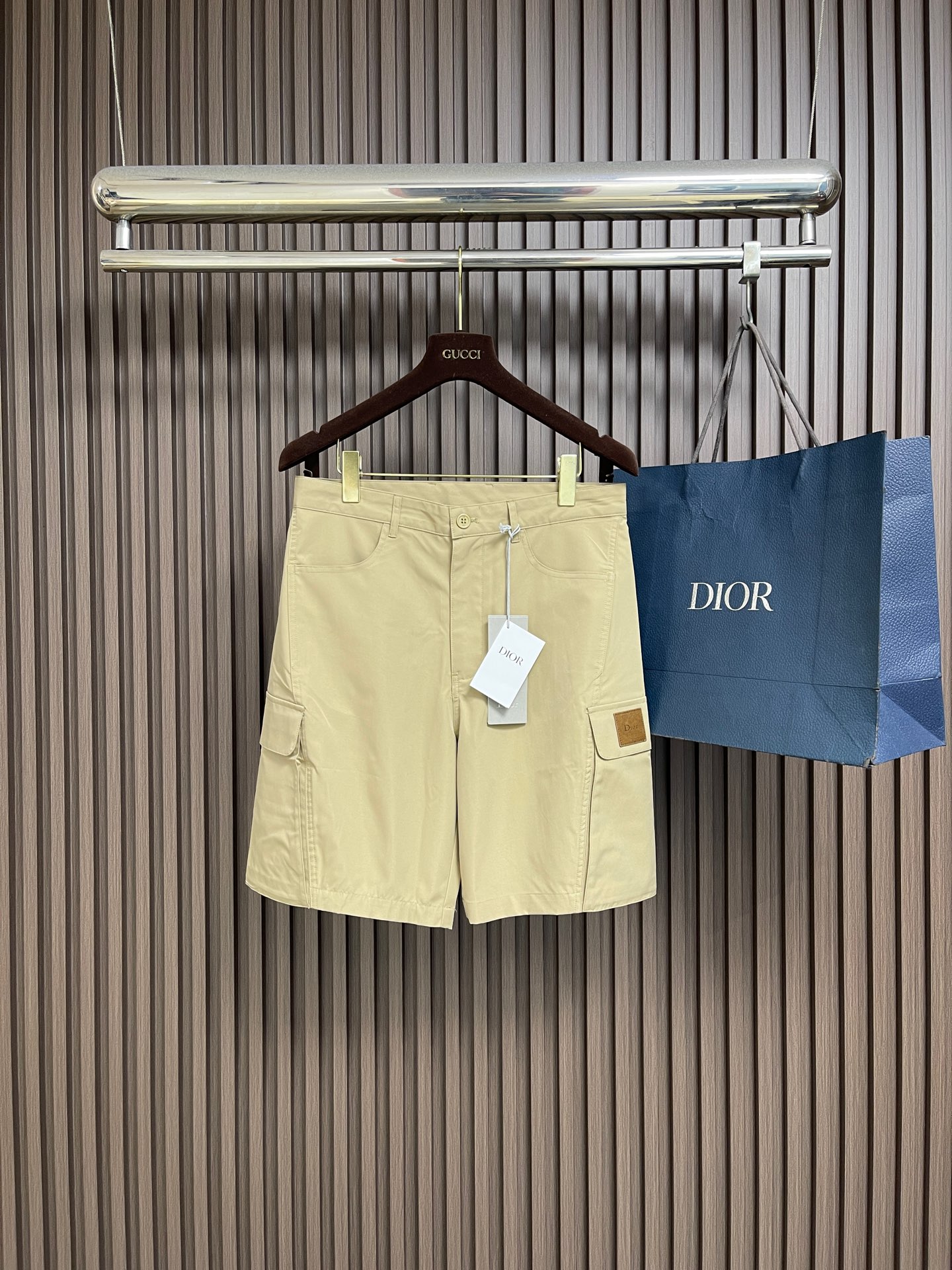 NO:856200,Dior 2026ss new spring and summer cargo shorts, middle front zipper closure, cotton fine-grained fabric, logo leather logo. There are bags on both sides, and pockets on both sides of the back panel. The style is simple and neat, the fabric is skin-friendly and comfortable, and brand-level workmanship standards!  Size S-XL S size pants length 51 waist 80 hips 102 medium pants length 52 waist 84 hips 106 L size pants length 53 waist 88 hips 110 XL size pants length 54 waist 92 hips 114,,dior,shorts,19860909Dior 2026ss春夏新品工装短裤,前中拉链开合,棉质细纹面料,logo皮质标识.两侧有袋,后幅两侧口袋,版型简单利落,面料亲肤舒适,品牌级做工标准！尺码S-XL S码裤长51 腰围80臀围102 M码 裤长52 腰围84臀围106 L码裤长53 腰围88臀围110 XL码 裤长54 腰围92臀围114,,dior,shorts,,Men's clothing