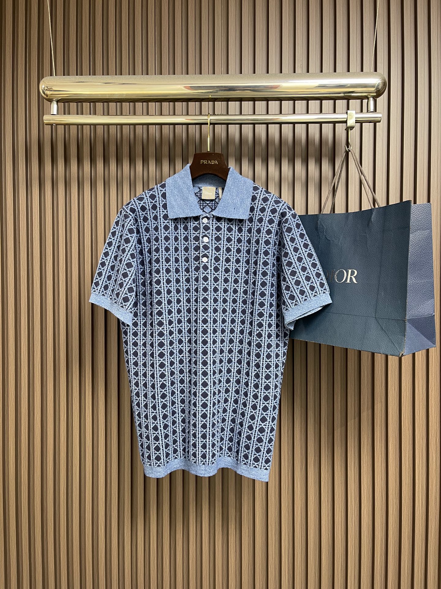 NO:856070,Dior cannage knitted Polo shirt, this knitted Polo shirt is from the iviera limited series, decorated with classic cannage pattern, paying tribute to the exquisite craftsmanship. It is carefully made of blue cotton blended knitted fabric, with ribbed collar, cuffs and hem to enhance the style. It can be worn with the striped shorts of the series to create a contrasting pattern. Sizes S-XL S Size Bust 108 Shoulder Width 46 Length 68  Size M, bust 112, shoulder width 47, length 70, size L, bust 116, width 48, length 72, size XL, bust 120, width 49, length 74,,dior,shorts,19860909Dior 藤格纹针织Polo衫,这款 针织Polo衫来自 iviera 限定系列,饰以经典的藤格纹图案,致敬 的精湛工艺.采用蓝色棉质混纺针织面料精心制作,搭配罗纹衣领、袖口和底边提升格调.可搭配该系列的条纹短裤穿着,打造对比鲜明的图案造型.尺码S-XL S码 胸围108 肩宽46 衣长68 M码胸围112肩宽47 衣长70 L码 胸围116肩宽48 衣长72 XL码胸围120肩宽49 衣长74,,dior,shorts,,Men's clothing