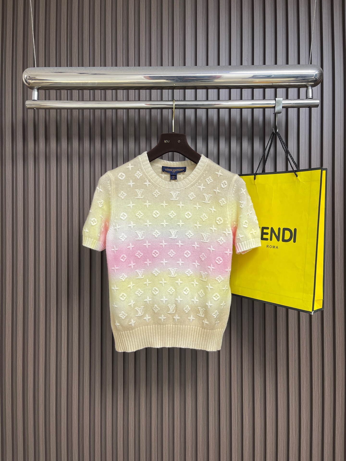 NO:856077,The LV Resort series gradient knitted short-sleeved T-shirt is made of soft knitted fabric, with a creamy beige background and pink and yellow gradients, full of summer atmosphere!  The classic Monogram presbyopia pattern is highly recognizable. The short-sleeved design is suitable for wearing alone or layered. The button placket can also be worn as a cardigan, perfect for practicality!  Gradient color matching + presbyopia elements, easy to control on vacation and daily life, full of vitality and high-end feeling. Sizes S-M-L S ​​size bust 88 shoulder width 46.5 length 54 M size bust 92 shoulder width 48 length 55 L size bust 96 shoulder width 49.5 length 56, Louis vuitton, T-shirt, tees, t-shirt,19860909LV Resort系列渐变针织短袖T恤,采用柔软针织面料,奶米色底色搭配粉黄渐变,夏日氛围感满满！经典Monogram老花图案,品牌辨识度超高.短袖设计,单穿或内搭都很OK,纽扣开襟还能当开衫穿,实用性满分！渐变配色+老花元素,度假日常都能轻松驾驭,元气又高级感十足.尺码S-M-L S码 胸围88 肩宽46.5 衣长54 M码胸围92 肩宽48 衣长55 L码 胸围96 肩宽49.5 衣长56,,louis vuitton,T-shirt,tees，t-shirt,,Men's clothing
