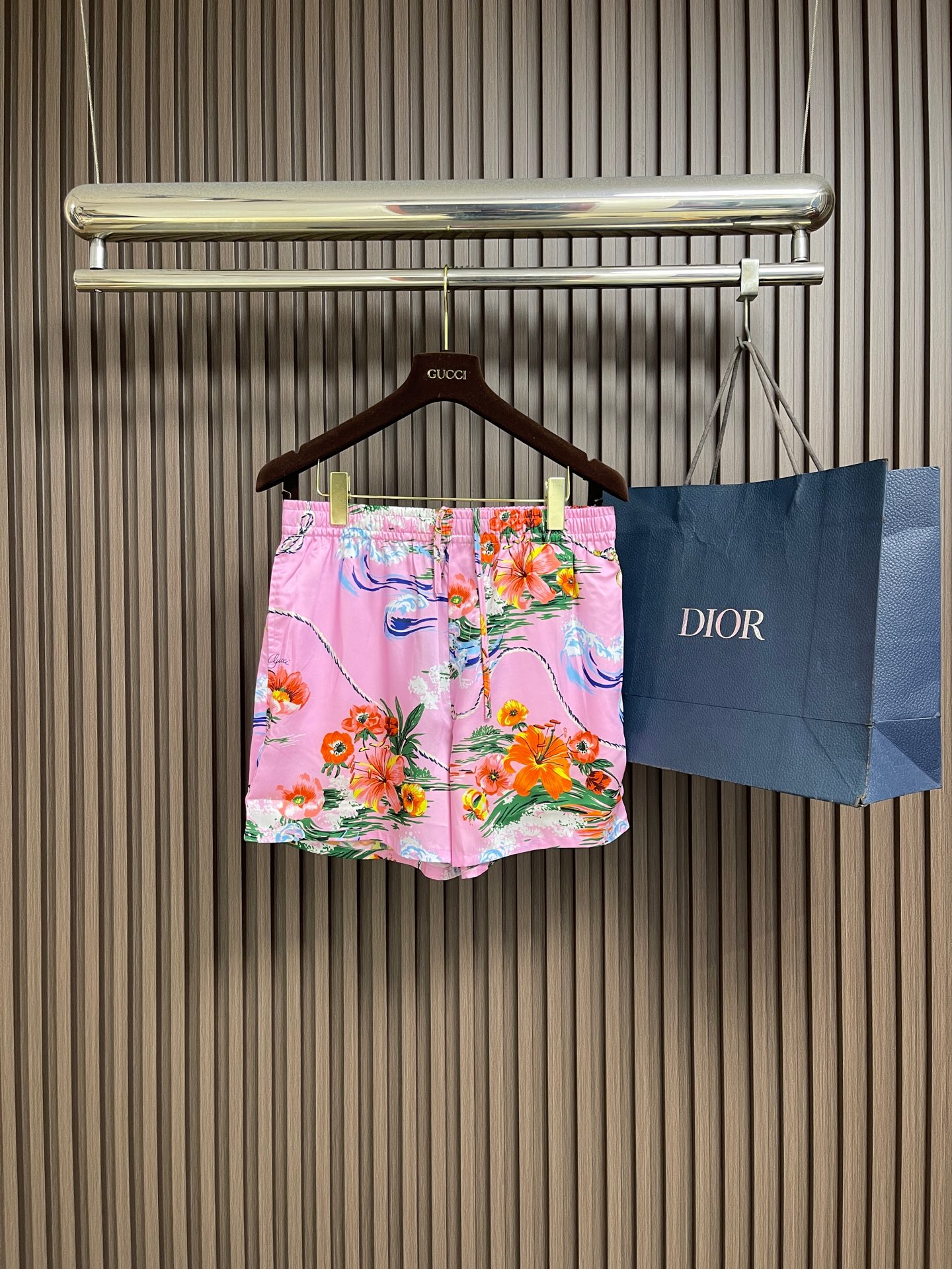 NO:856212,Tops shorts P GUCCI  The marine floral print short-sleeved shirt and shorts set is made of high-definition mulberry silk blended fabric, which has been tempered by multiple pre-shrinking and sand-washing processes. The texture is silky and smooth, skin-friendly and breathable, and feels warm and luxurious to the touch. The body of the garment is made of highly active and environmentally friendly digital direct-injection technology. The front marine floral print has delicate and lifelike strokes, and the waves, flowers, ropes and brand logo elements are rich and natural.  However, the color transition is soft and not harsh, perfectly restoring the brand's iconic holiday aesthetic atmosphere. The printing has been specially fixed and is not easy to crack and fall off after long-term washing; the placket uses resin buttons of the same color, with brand details engraved on the buckle surface, and the opening and closing are smooth and durable; sizes S-XL, gucci, shorts, shirts, T-shirt,19860909上衣 短裤P GUCCI 海洋花卉印花短袖衬衫短裤套装,采用高定桑蚕丝混纺面料,经多重预缩与砂洗工艺淬炼,质地丝滑垂顺、亲肤透气,上手触感温润高级；衣身采用高活性环保数码直喷工艺,正面海洋花卉印花笔触细腻逼真,海浪、繁花、绳索与品牌标识元素层次丰富自然,色彩过渡柔和不生硬,完美还原品牌标志性的度假美学氛围,印花经特殊固色处理,久洗不易开裂脱落；门襟采用同色系树脂纽扣,扣面刻有品牌细节,开合顺滑耐用；尺码S-XL,,gucci,shorts,shirts,T-shirt,,Men's clothing