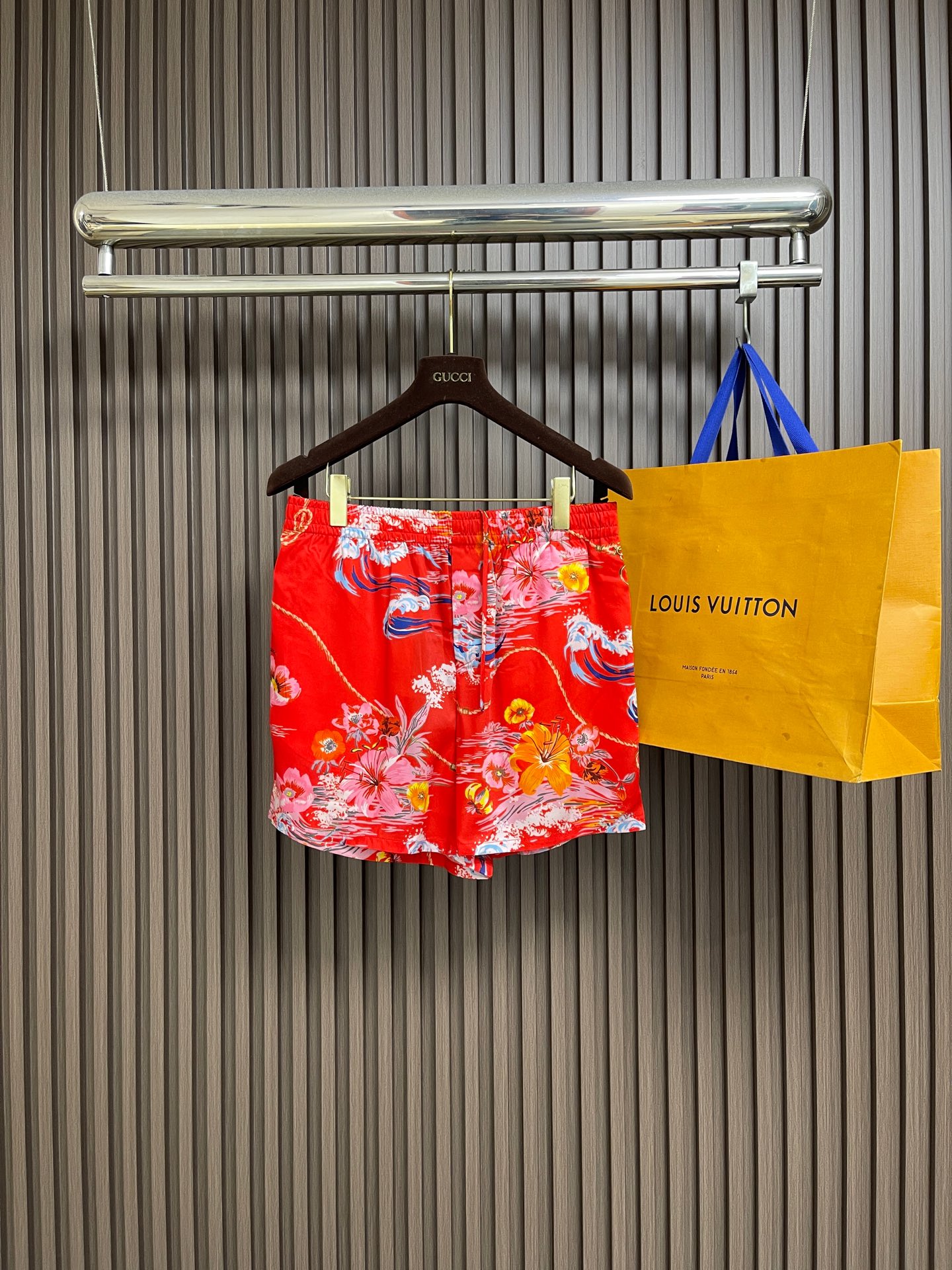 NO:856046,Tops shorts P GUCCI  The marine floral print short-sleeved shirt and shorts set is made of high-definition mulberry silk blended fabric, which has been tempered by multiple pre-shrinking and sand-washing processes. The texture is silky and smooth, skin-friendly and breathable, and feels warm and luxurious to the touch. The body of the garment is made of highly active and environmentally friendly digital direct-injection technology. The front marine floral print has delicate and lifelike strokes, and the waves, flowers, ropes and brand logo elements are rich and natural.  However, the color transition is soft and not harsh, perfectly restoring the brand's iconic holiday aesthetic atmosphere. The printing has been specially fixed and is not easy to crack and fall off after long-term washing; the placket uses resin buttons of the same color, with brand details engraved on the buckle surface, and the opening and closing are smooth and durable; sizes S-XL, gucci, shorts, shirts, T-shirt,19860909上衣 短裤P GUCCI 海洋花卉印花短袖衬衫短裤套装,采用高定桑蚕丝混纺面料,经多重预缩与砂洗工艺淬炼,质地丝滑垂顺、亲肤透气,上手触感温润高级；衣身采用高活性环保数码直喷工艺,正面海洋花卉印花笔触细腻逼真,海浪、繁花、绳索与品牌标识元素层次丰富自然,色彩过渡柔和不生硬,完美还原品牌标志性的度假美学氛围,印花经特殊固色处理,久洗不易开裂脱落；门襟采用同色系树脂纽扣,扣面刻有品牌细节,开合顺滑耐用；尺码S-XL,,gucci,shorts,shirts,T-shirt,,Men's clothing