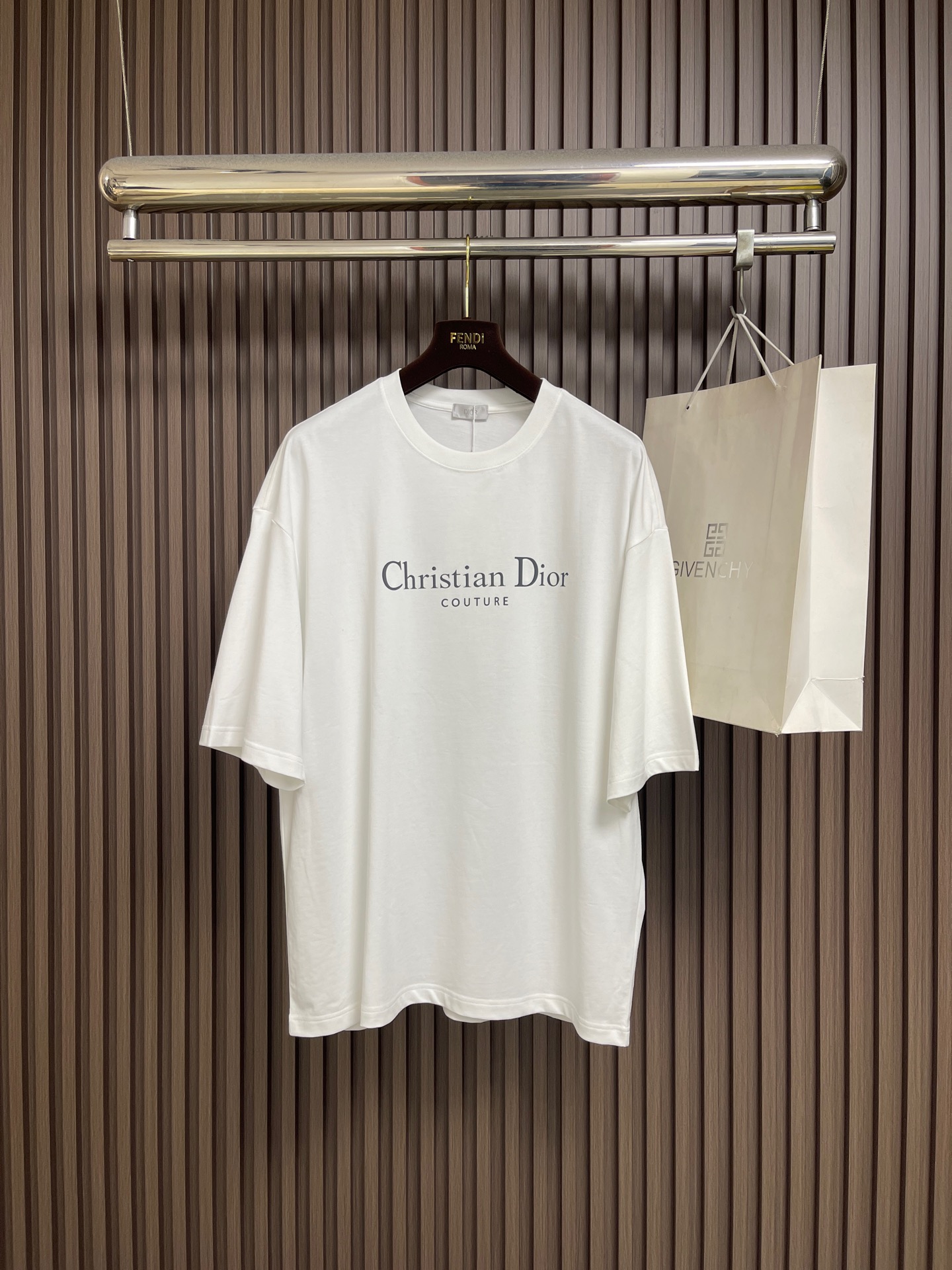NO:856103,Dior classic letter logo logo retro distressed printed short-sleeved T-shirt, this short-sleeved, simple and high-end ~ classic round neck, 'Christian Di** COUTURE' distressed print on the chest, retro and fashionable, black and white are versatile, whether it is worn alone or layered, it is easy to have a sense of fashion. The basic model can also be worn with a unique style, a fashionable must-have item ~ Selected fabrics, comfortable and upgraded. Sizes XS-L, XS size, shoulder width 50  Bust 112, length 69, S size, shoulder width 52, bust 116, length 71, M size, shoulder width 54, bust 120, length 73, size L, shoulder width 56, bust 124, length 75, dior, T-shirt, tees, t-shirt,19860909Dior 经典字母logo标识复古做旧印花短袖T恤,这款短袖,简约又自带高级感~经典圆领,胸前 “Christian Di** COUTURE” 做旧印花,复古又时髦,黑白两色都很百搭,不管是单穿还是叠搭,轻松拿捏时尚感,基础款也能穿出独特格调,时髦精必入单品呀~ 精选面料,舒适升级. 尺码XS-L XS码肩宽50 胸围112衣长69  S码肩宽52 胸围116衣长71  M码 肩宽54 胸围120衣长73 L码 肩宽56 胸围124衣长75,,dior,T-shirt,tees，t-shirt,,Men's clothing
