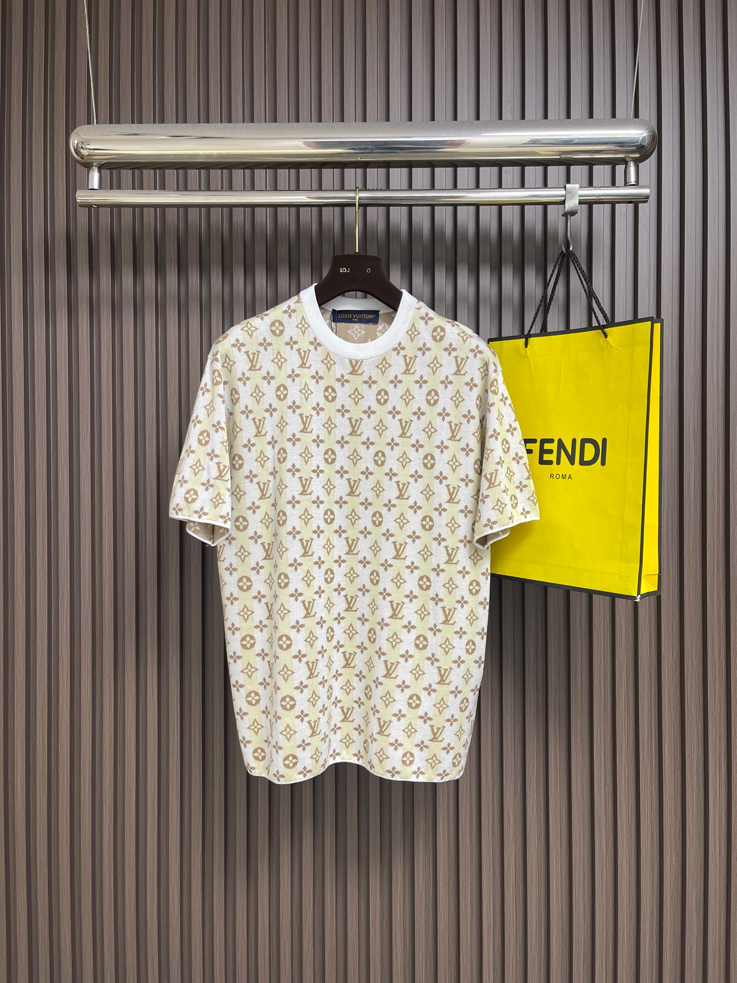 NO:856150,LV striped presbyopic knitted short-sleeved T-shirt pays homage to the classics. This short-sleeved shirt features LV's iconic Monogram presbyopic pattern printed all over with jacquard technology. The light background color is paired with a brown pattern, which is retro yet youthful and energetic, and is visually recognizable. The fabric is crisp and stylish, has good breathability, and has a three-dimensional and full upper body effect. The round neck design is simple and versatile, whether it is matching or casual, it can instantly enhance the luxury and trend of the overall look. Sizes S-XL S size Bust 108  Shoulder width 50, length 67, size M, bust 112, shoulder width 51, size L, bust 116, width 52, length 71, size XL, size bust 120, width 53, length 73, Louis Vuitton, T-shirt, tees, t-shirt,19860909LV 条纹老花针织短袖T恤,致敬经典,这款短袖将LV标志性的Monogram老花图案以提花工艺满印呈现.浅色底色搭配棕色花纹,复古又不失年轻活力,视觉上极具辨识度.面料挺括有型,透气性佳,上身效果立体饱满.圆领设计简约百搭,无论是搭配还是休闲,都能瞬间提升整体造型的奢华感与潮流感.尺码S-XL S码 胸围108 肩宽50 衣长67 M码胸围112肩宽51 衣长69 L码 胸围116肩宽52 衣长71 XL码胸围120肩宽53 衣长73,,louis vuitton,T-shirt,tees，t-shirt,,Men's clothing