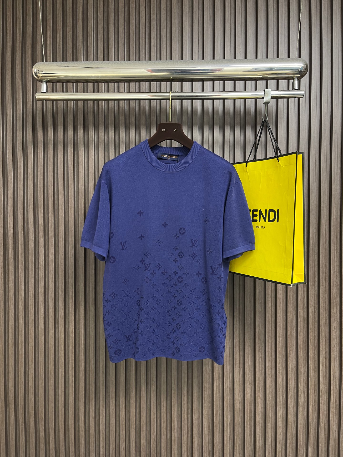 NO:856139,LV  Alphabet gradient jacquard sweater short-sleeved T-shirt. This round-neck short-sleeved T-shirt is made of high-count long-staple cotton fabric. It has a delicate, soft and crisp texture. It is breathable and skin-friendly, making it comfortable for daily wear. The body adopts precision digital gradient printing technology, and the classic brand logo is naturally laid out from light to dark. The pattern has a high degree of restoration, the color transition is soft, and the printing is firm and not easy to fall off and crack.  .The round neck part adopts reinforced hemming sewing technology, the wiring is smooth and tight, and it is not easy to loose and deform after long-term wear. The cuffs and hem are processed with double threads, which is neat and not easy to curl. The overall tailoring is simple and fit, taking into account the casual style and brand recognition. The fabric is wrinkle-resistant and easy to care for, fully demonstrating the exquisite production level of high-end garments. The overall wiring is straight and delicate. Size S-XL  Size S, bust 108, shoulder width 50, length 67, size M, bust 112, width 51, length 69, size L, size bust 116, width 52, length 71, size XL, size bust 120, width 53, length 73,19860909LV 字母渐变提花针织衫短袖T恤,本款圆领短袖T恤甄选高支长绒棉面料织造,触感细腻软糯且兼具挺括质感,透气亲肤,日常穿着舒适自在.衣身采用精密数码渐变印花工艺,经典品牌标识由浅至深自然铺陈,图案还原度高,色彩过渡柔和,印花牢固不易脱落开裂.圆领部位采用加固包边车缝工艺,走线平整紧实,久穿不易松垮变形.袖口与下摆采用双线收边处理,版型利落不易卷边.整体剪裁简约合身,兼顾休闲格调与品牌辨识度,面料抗皱易打理,充分诠释高端成衣精湛的制作水准.整体走线平直细腻.尺码S-XL S码 胸围108 肩宽50 衣长67 M码胸围112肩宽51 衣长69 L码 胸围116肩宽52 衣长71 XL码胸围120肩宽53 衣长73,,louis vuitton,T-shirt,tees，t-shirt,,Men's clothing