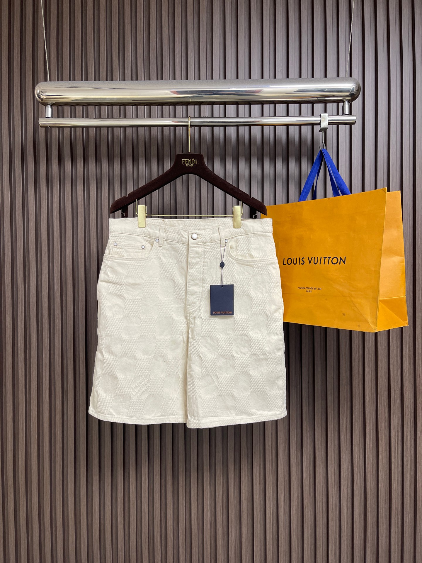 NO:856154,LV 2026ss checkerboard denim shorts, straight fit, custom-woven checkerboard jacquard denim fabric, the classic plaid pattern is combined with 3D jacquard technology, a process of weaving three-dimensional patterns on the fabric through a loom. Sand-washed whitening distressed denim fabric, showing a whitening and distressed effect. The threshold buttons adopt the new pearl button opening and closing design, and the rear is embellished with the new Damier of the season.  Label, custom sewing with counterpoint and pattern. Size 28-30-32-34-36. Size 28 waist 76. Hips 102. Pants length 54. 30 size. Waist 80. Hips 106. Pants length 54.5. 32 size waist. 84. Hips 110. Pants length 55. 34 size waist 88. Hips 114. Pants length 55.5. 36 size waist 92. Hips 118.  Pants length 56,,louis vuitton,shorts,19860909LV 2026ss棋盘格牛仔短裤,直筒版型,定织棋盘格提花丹宁面料,经典的格子图案融合3D提花两种技术相结合,通过织机在面料上织出立体花纹的工艺.砂洗泛白做旧丹宁面料,呈现出泛白和做旧的效果.门槛纽扣引用新款珍珠纽扣开合设计,后部点缀当季新Damier 标签,对位对花定制缝纫.尺码28-30-32-34-36 28码腰围76 臀围102裤长54 30码腰围80 臀围106裤长54.5 32码腰围84 臀围110 裤长55 34码腰围88 臀围114 裤长55.5 36码腰围92 臀围118 裤长56,,louis vuitton,shorts,,Men's clothing