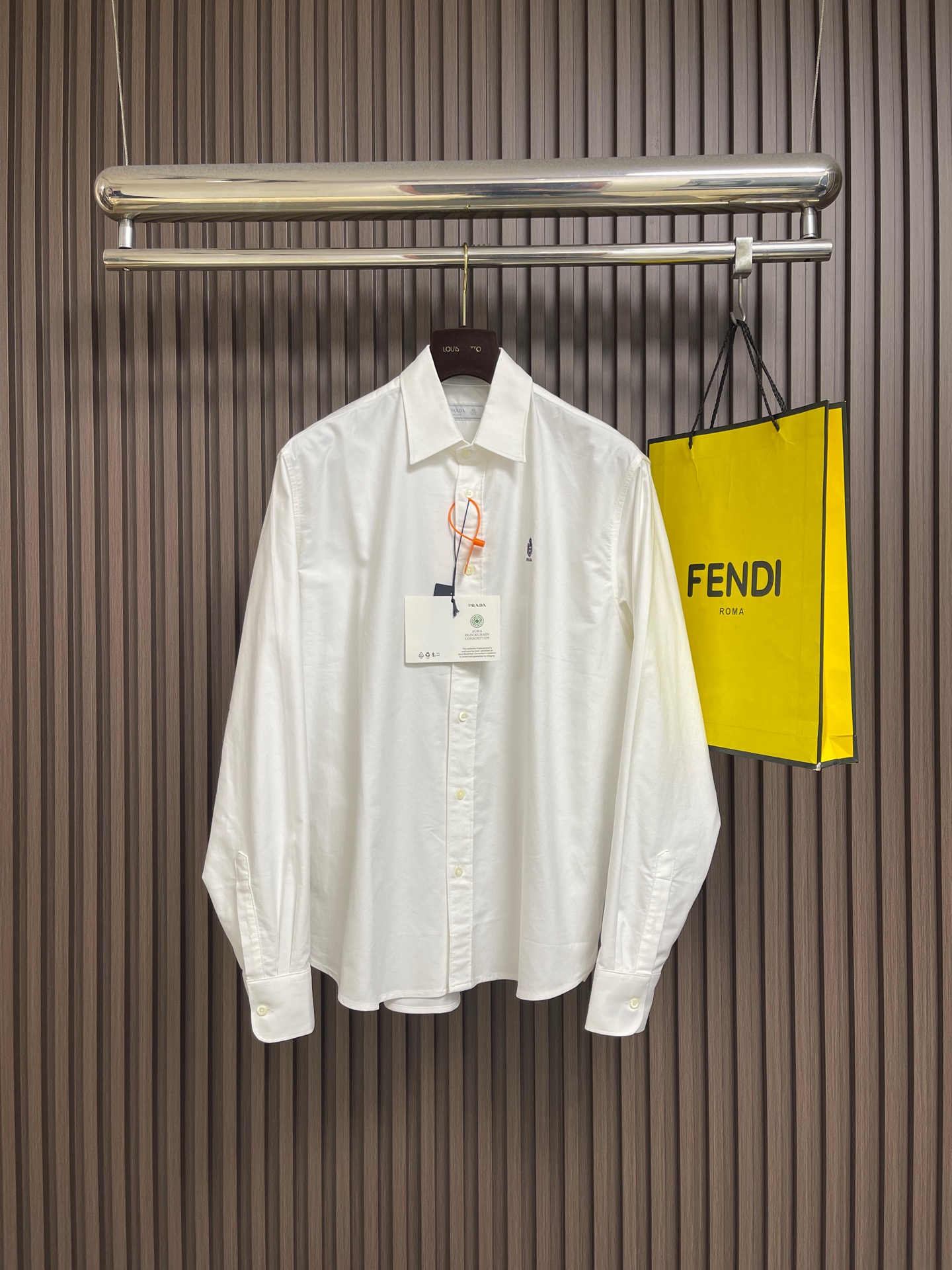 NO:856173,Prada embroidered logo shirt. Customized luxurious and tough double weft Oxford fabric. Stiff and stylish. Comfortable and breathable. Made of soft moonlight-soaked white as the base. It outlines the essence of luxury. Square-inch logo embroidery on the chest. The stitching is as meticulous as weaving. The contrasting colors are the finishing touch. It condenses the elegant style. It strikes the right elegant balance between low-key restraint and avant-garde style. It adopts imported machine embroidery technology and uses advanced computer control systems and precision mechanical components to realize Prada embroidery operations with high precision.  The lines are smooth and delicate. The fabrics have been fermented and washed. They feel better and are not easy to deform, shrink or fade. They maintain long-term beauty. Sizes S-XL 39-40-41-42. Size 39, bust 116, shoulder width 47.5, length 74.5. Size 40, bust 120. Shoulder width 49.5, length 76. Size 41, bust 124, shoulder width 51.4.  Length 77.5, size 42 bust 128, shoulder width 53.5, length 79, prada, shirts,19860909Prada 刺绣徽标衬衫 定制奢韧双纬牛津纺 挺括有型 舒适透气 以温柔的月光浸白为底 勾勒高级感的本质 胸口方寸徽标刺绣 针脚缜密如织 撞色点睛成韵 凝练奢雅风骨 于低调内敛与先锋格调之间 拿捏恰到好处的优雅平衡 采用进口机刺绣工艺 使用先进的计算机控制系统和精密的机械部件 实现Prada刺绣作业 精度高 线条流畅而细腻 面料都经过酵洗 手感质感更佳 不易变形 不易缩水 不易褪色 保持长久的美观.尺码S-XL 39-40-41-42 39码胸围116肩宽47.5 衣长74.5 40码胸围120 肩宽49.5 衣长76 41码 胸围124 肩宽51.4 衣长77.5 42码胸围128 肩宽53.5 衣长79,,prada,shirts,,Men's clothing