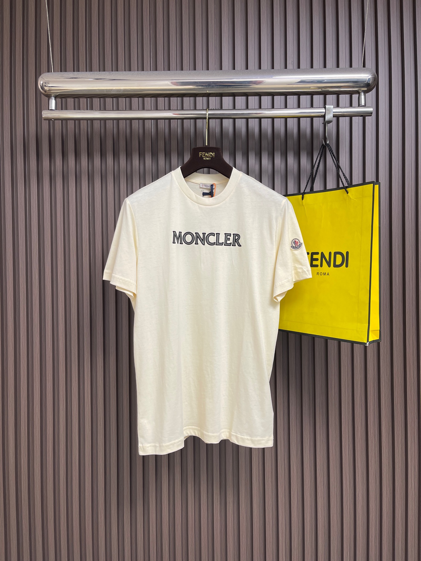 NO:856219,Moncler logo printed short-sleeved T-shirt. Customized matte close-woven comfortable cotton. Delicate and soft, skin-friendly and moisturizing. Misty charcoal black background. Relaxing and elegant. Moncler printing on the chest is engraved with Italian style. The badge on the arm embodies the aura of the Alps and French totem. It fully demonstrates the ingenuity and exquisiteness. The centuries-old heritage is deposited in the details. It quietly shows the restrained and sharp luxury charm. Flocking printing process adopts a special printing method.  Make the pattern appear on the fabric with a high three-dimensional sense and texture. It is clear and sharp, beautiful and neat. It adopts imported machine embroidery technology and uses advanced computer control system and precision mechanical parts to realize Moncler embroidery badge work. It has high precision and smooth and delicate lines. The fabrics have been enzyme washed and have better hand feel and texture. It is not easy to deform, not easy to shrink, not easy to fade, and maintains long-term beauty. Sizes S-XL S size bust 103 shoulder width 43 length 68.5 M size  Bust 107 Shoulder Width 45 Clothing Length 70 L Size Bust 111 Shoulder Width 47 Clothing Length 71.5 XL Bust 115 Shoulder Width 49 Clothing Length 73, T-shirt, tees, t-shirt,19860909Moncler 标识印花短袖T恤 定制雾感密织舒棉 细腻软糯 亲肤温润 雾漫炭黑底色 松弛间自成奢雅风骨 胸前Moncler印花镌刻意式格调 臂间徽章凝萃阿尔卑斯灵韵与法式图腾 尽显匠心考究 于细微处沉淀百年底蕴 静显内敛锋芒的顶奢气韵 植绒印花工艺 通过特殊的印刷方法 使图案在织物上呈现出高立体感和质感 清晰锐利 美观工整 采用进口机刺绣工艺 使用先进的计算机控制系统和精密的机械部件 实现Moncler刺绣徽章工作 精度高 线条流畅而细腻 面料都经过酵洗 手感质感更佳 不易变形 不易缩水 不易褪色 保持长久的美观.尺码S-XL S码胸围103肩宽43衣长68.5 M码 胸围107肩宽45衣长70 L码胸围111 肩宽47衣长71.5 XL码 胸围115肩宽49衣长73,,T-shirt,tees，t-shirt,,Men's clothing