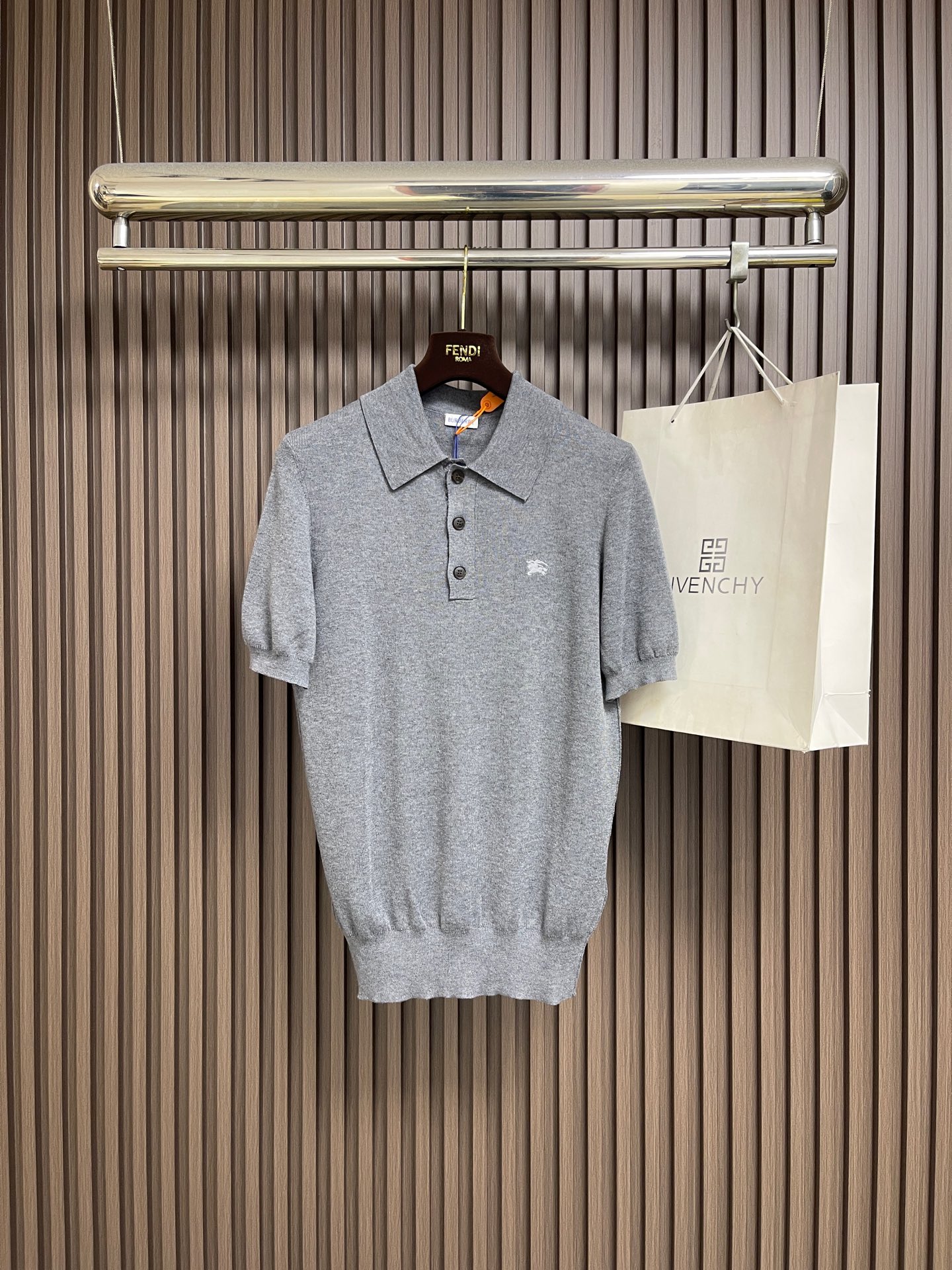 NO:856114,Burberry logo embroidered Polo collar sweater, custom-woven finely woven cloud-soft cashmere, delicate and tight, comfortable and close to the skin, night-like navy blue, gentle but powerful, spreading a low-key and majestic elegance. The classic lapel outlines a neat silhouette. The same color plaid lining on the front and the dark knight embroidery on the chest complement each other. It is a mark of luxury and elegance from a century-old British collection, showing the noble aura of the family.  The luxurious style is condensed between the yarns. Imported machine embroidery technology is used. Advanced computer control systems and precise mechanical components are used to realize the Burberry equestrian knight logo embroidery work with high precision. The lines are smooth and delicate. Garment washing water is softened and deodorized. Professional washing equipment and specific detergents are used to deep clean and deodorize the clothes to improve the feel and appearance of the clothes. Sizes S-XXL S code Bust 92 shoulder width 38 garment length 67 M size  Bust 96, shoulder width 40, dress length 69 L, bust 100, shoulder width 42, dress length 7119860909Burberry 标识刺绣Polo领针织衫,定织精织云柔羊绒 细腻紧致 舒适贴肤 墨夜般的藏蓝 温柔却有力量 铺展低调磅礴的优雅气韵 经典翻领勾勒利落版型 前襟同色系格纹内衬暗饰与胸口骑士暗绣相映成章 是百年英伦典藏的奢雅印记 尽显世家矜贵气场 凝萃顶奢风骨于绒线之间 采用进口机刺绣工艺 使用先进的计算机控制系统和精密的机械部件 实现Burberry马术骑士徽标刺绣工作 精度高 线条流畅而细腻 成衣洗水加软去味工艺 通过专业的洗涤设备和特定的洗涤剂 对衣物进行深度清洁和去味处理 改善衣物的手感和外观.尺码S-XXL S码 胸围92肩宽38衣长67 M码 胸围96肩宽40衣长69 L码 胸围100 肩宽42衣长71 XL码胸围104 肩宽44衣长73 XXL码 胸围108 肩宽46衣长75,,burberry,,Men's clothing