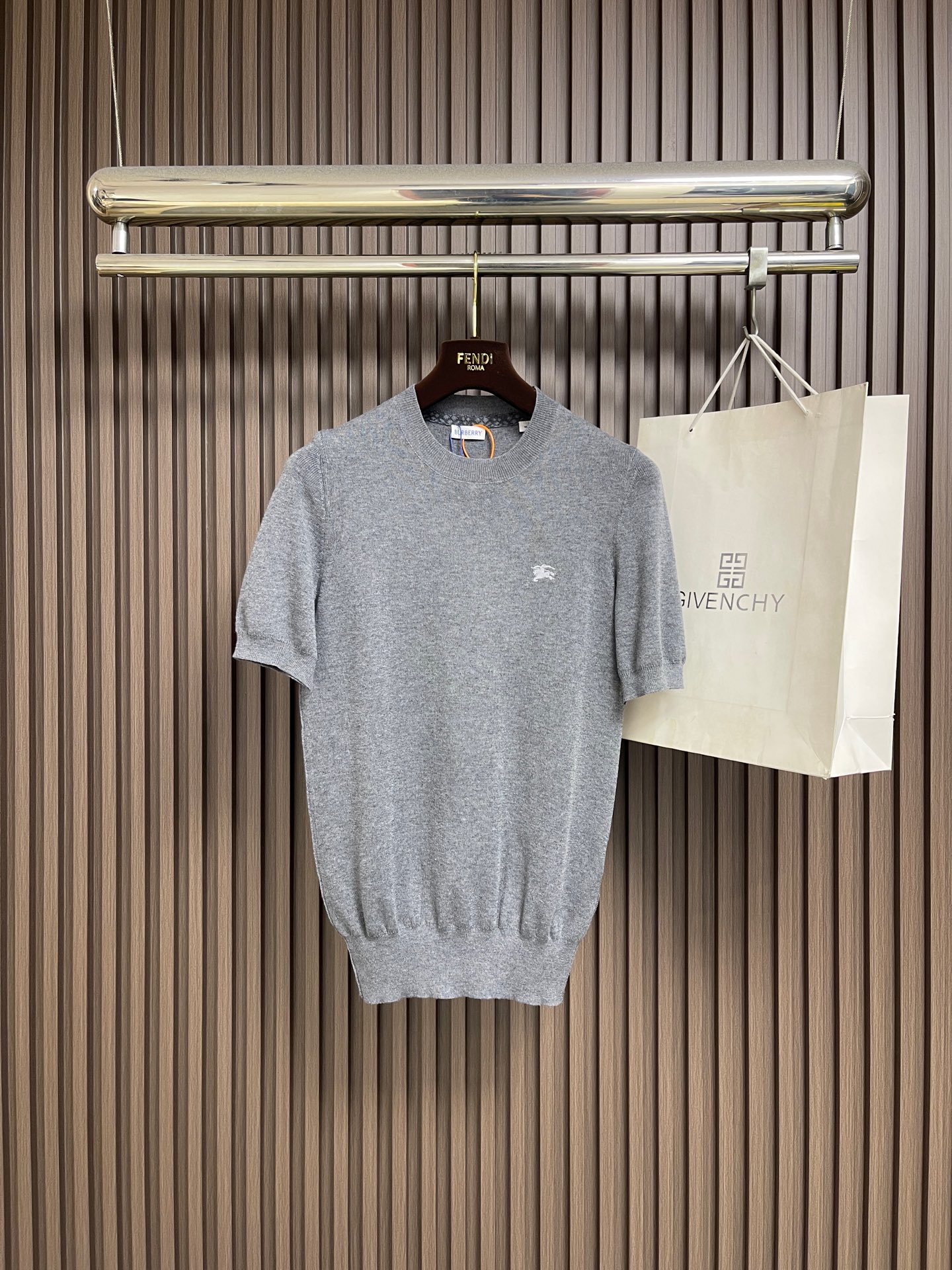 NO:856123,Burberry logo embroidered short-sleeved sweater T-shirt. Custom-woven worsted cloud-soft cashmere. Delicate and tight, skin-friendly and moist. Night-like navy blue. Gentle but powerful. It spreads a low-key and majestic elegance. The dark plaid pattern on the neckline complements the knight's dark embroidery on the chest. It is the mark of luxury and elegance from a century-old British collection. It shows the noble aura of the family. In every stitch, it continues to write the top luxury style passed down from generation to generation.  Adopt imported machine embroidery technology, use advanced computer control system and precision mechanical components to realize Burberry equestrian knight logo embroidery work with high precision, smooth and delicate lines, garment washing water softening and deodorization process, deep cleaning and deodorization treatment of clothes through professional washing equipment and specific detergents, improving the feel and appearance of clothes. Sizes S-XXL S code, bust 86 shoulder width 36 clothing length 65 M code, bust 90 shoulder width 38 clothing length 67 L  Bust 94, shoulder width 40, clothing length 6919860909Burberry 标识刺绣短袖毛衣T恤 定织精纺云柔羊绒 细腻紧致 亲肤温润 墨夜般的藏蓝 温柔却有力量 铺展低调磅礴的优雅气韵 领口同色系格纹暗饰 与胸口骑士暗绣相映成章 是百年英伦典藏的奢雅印记 尽显世家矜贵气场 于一针一线间 续写世代传承的顶奢格调 采用进口机刺绣工艺 使用先进的计算机控制系统和精密的机械部件 实现Burberry马术骑士徽标刺绣工作 精度高 线条流畅而细腻 成衣洗水加软去味工艺 通过专业的洗涤设备和特定的洗涤剂 对衣物进行深度清洁和去味处理 改善衣物的手感和外观.尺码S-XXL S码 胸围86肩宽36衣长65 M码 胸围90肩宽38衣长67 L码 胸围94肩宽40衣长69 XL码胸围98肩宽42衣长71 XXL码 胸围102 肩宽44衣长73,,burberry,sweaters,T-shirt,tees，t-shirt,,Men's clothing