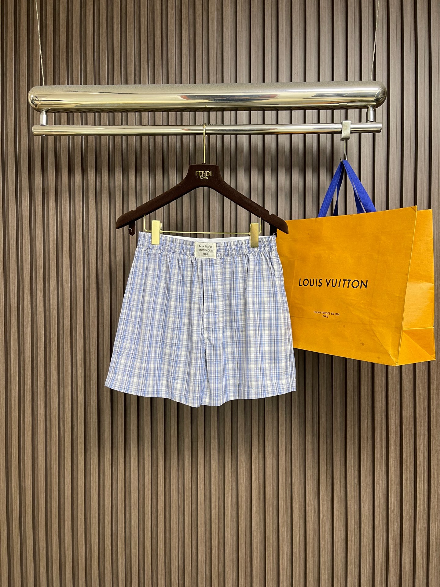 NO:856229,ACNE STUDIOS  Label plaid shorts, custom-made Yunyi Qingfu cotton, with fog blue and white as the base, fine plaid woven as the prelude to the season, subtle metallic luster flowing through it, and an unobtrusive elegance hidden in the coolness. The logo label on the waist embodies the original intention of Stockholm, which can be used in relaxation.  Showing a casual and high-end style, the infrared positioning cutting machine achieves precise positioning of materials through an infrared transmitter and an infrared receiver. The accuracy can reach the micron level, thereby meeting the effect of high-precision cutting of plaid alignment and strip alignment. Sizes S-XL  Size S Waist 68 Hips 112 Pants length 38 Medium Size Waist 72 Hips 116 Pants length 39 L Size Waist 76 Hips 120 Pants length 40 XL Size Waist 80 Hips 124 Pants length 41,,acne studios,dior,shorts,19860909ACNE STUDIOS 标签格纹短裤,定制云逸轻府棉,雾蓝白为底,细密格纹织就当季序章,微妙金属光泽流转其间,清冽里藏着不张扬的雅致,腰间徽标标签印刻斯德哥尔摩初心,于松弛间尽显随性高级格调,红外线定位裁床,通过红外发射器和红外接收器来实现对材料的精准定位,精度可达到微米级别,从而满足格纹对条对位高精度裁剪的效果.尺码S-XL S码 腰围68 臀围112 裤长38 M码 腰围72 臀围116裤长39 L码 腰围76 臀围120 裤长40 XL码 腰围80 臀围124 裤长41,,acne studios,dior,shorts,,Men's clothing