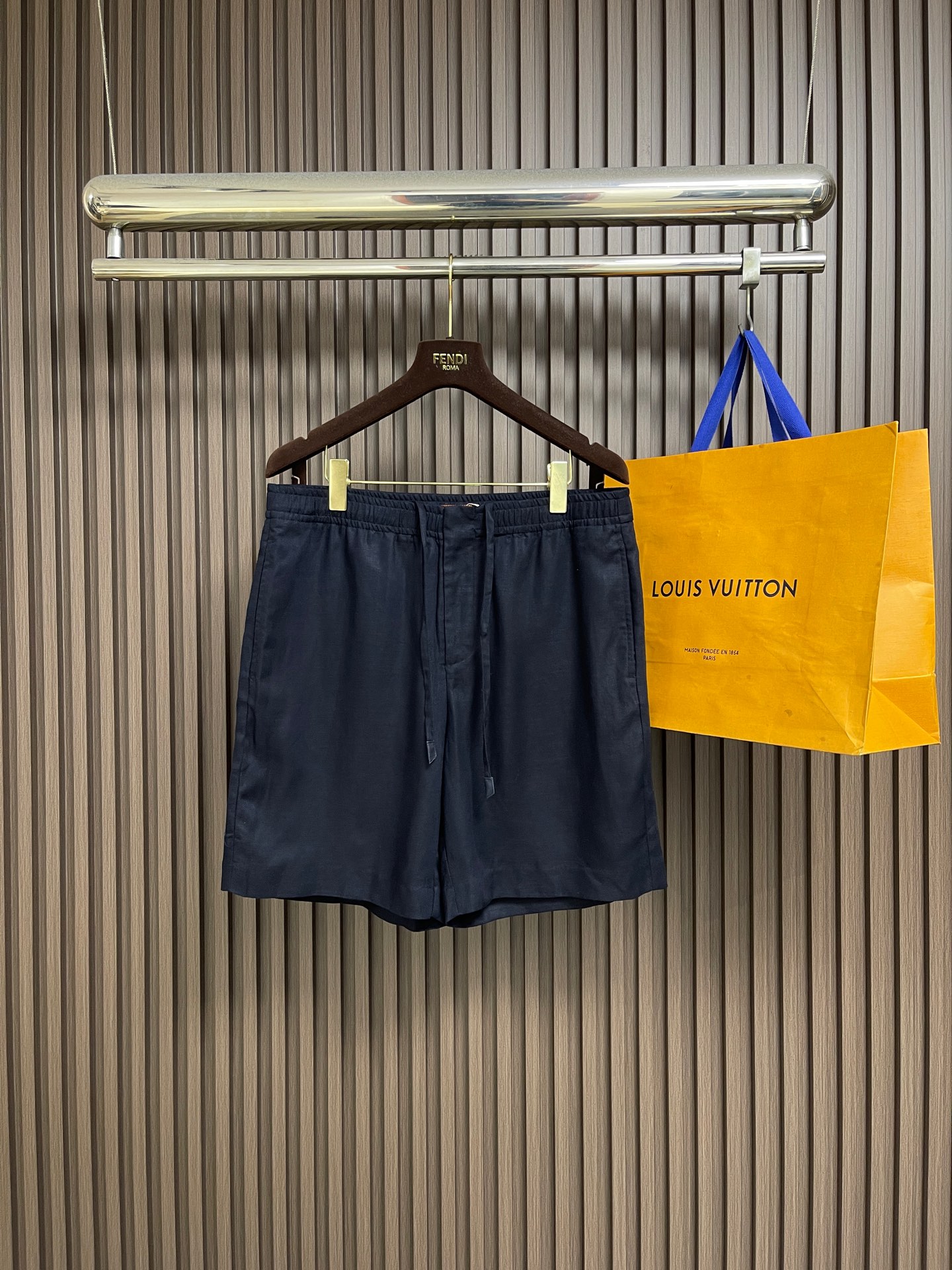 NO:856181,Zegna 2026SS summer new solid color shorts made of hemp material, classic hemp summer twill shorts, the color is modern and fashionable, the fabric feels light and breathable, it is cool and not greasy when worn close to the body, bringing you the ultimate comfortable wearing experience in the hot summer. Size 46-52 46 yards Waist 78 Seat 104 Pants length 46.5 48 yards Waist 82 Seat 108 Pants length 47.5 50 yards  Waist circumference 86, seat circumference 112, pants length 48.5, size 52, waist circumference 90, seat circumference 116, pants length 49.5,,shorts,19860909Zegna 2026SS夏季新款全麻料纯色短裤,经典全麻夏季斜纹短裤,配色现代时尚,面料触感轻薄透气,贴身穿着凉爽不腻身,在炎热的夏天给你带来极致舒适的穿着体验.尺码46-52  46码 腰围78 座围104 裤长46.5 48码 腰围82 座围108 裤长47.5 50码 腰围86 座围112裤长48.5 52码 腰围90 座围116裤长49.5,,shorts,,Men's clothing