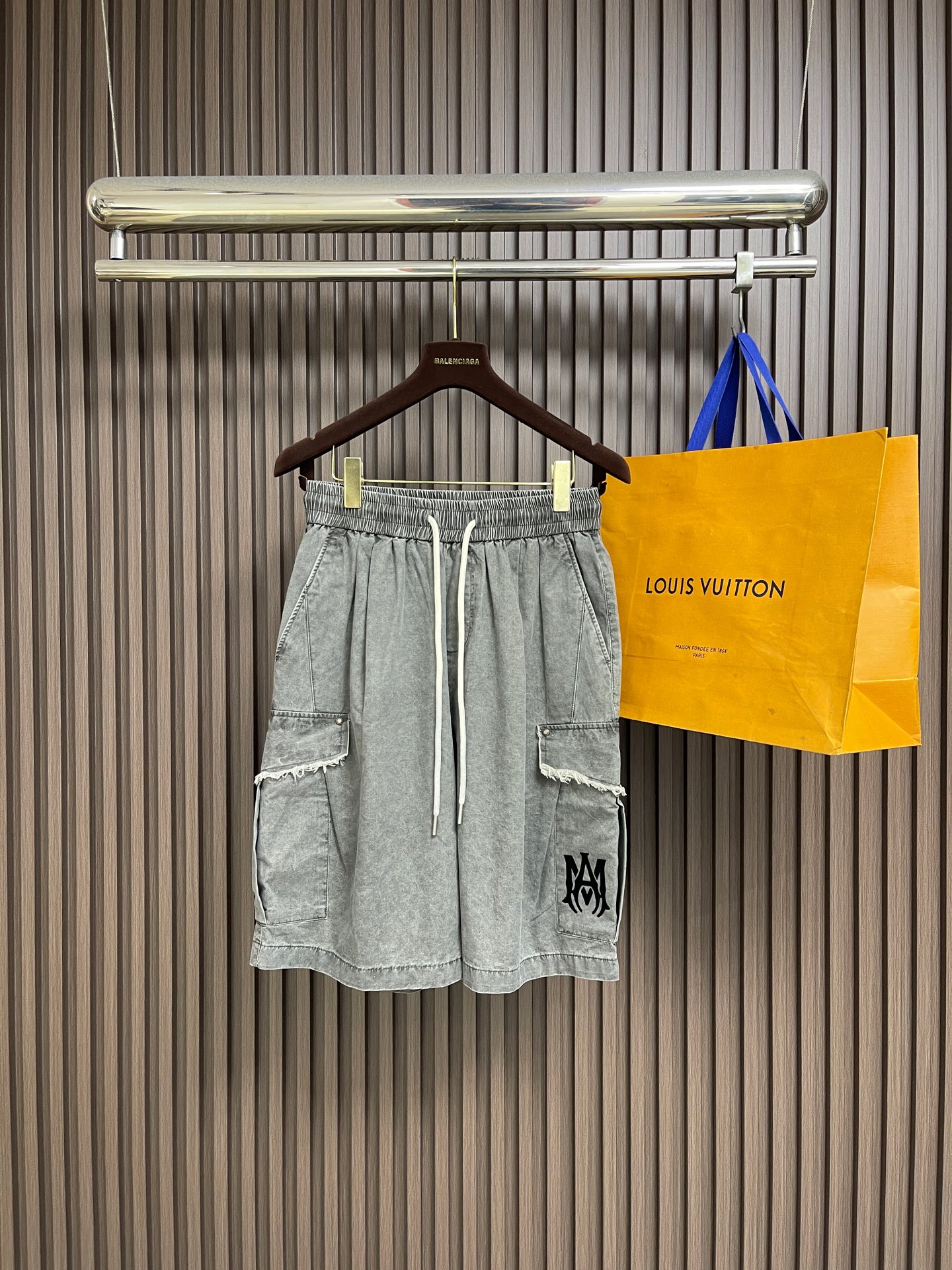 NO:856152,Amiri printed frayed logo casual loose shorts, pure cotton fabric, woven contrasting color terry skin-friendly, soft and comfortable, the yarn is very tight, the material texture is extremely rich, and the design style is simple, fashionable and classic. The logo is eye-catching, the brand's unique sense of fashion, the upper body is casual and versatile to support the aura of daily wear, the handsomeness and fashionability are definitely full marks. Size M-3XL,, amiri, shorts,19860909Amiri 印花 磨破logo 休闲宽松短裤,纯棉面料,编织撞色毛圈亲肤柔软舒适,成纱非常紧密,物料肌理感极其丰富有着优质的手感设计风格简约时尚经典 logo 出挑醒目,品牌独有的时尚感,上身休闲百搭撑起日常场合穿着气场,帅气时髦度绝对是满分.尺码M-3XL,,amiri,shorts,,Men's clothing